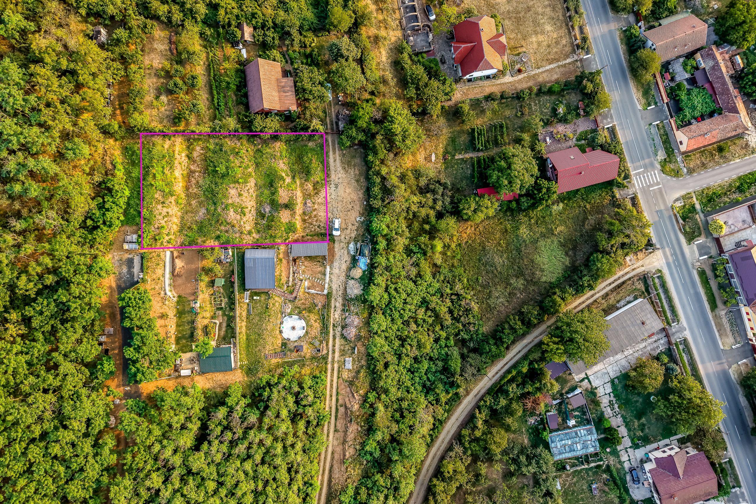 Teren pe deal, 1.150 mp, în Miniș, front 26 m, Drumul Vinului - 7