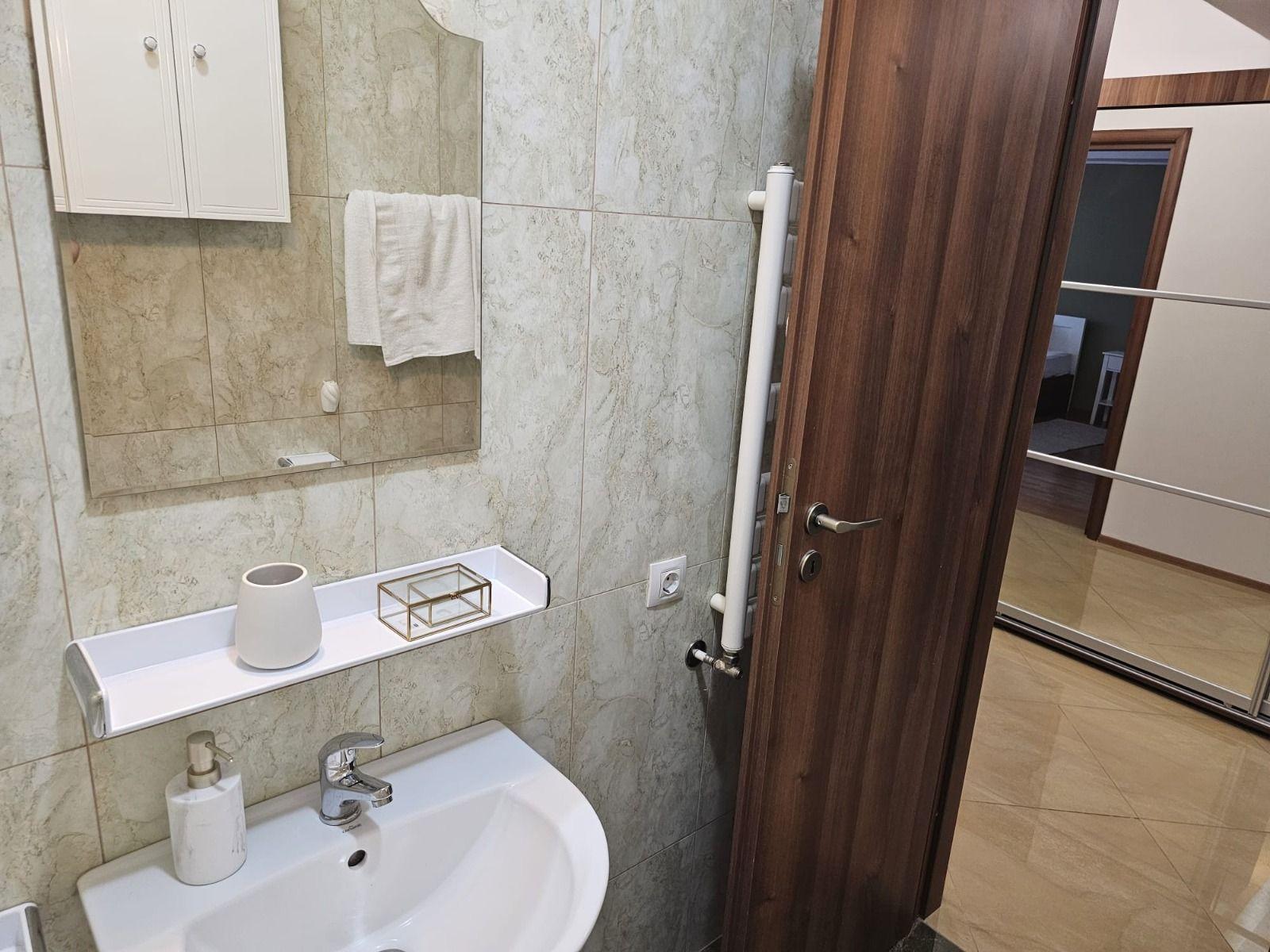 De inchiriat o camera Italian Residence, etaj 9/12, 420 euro - 19
