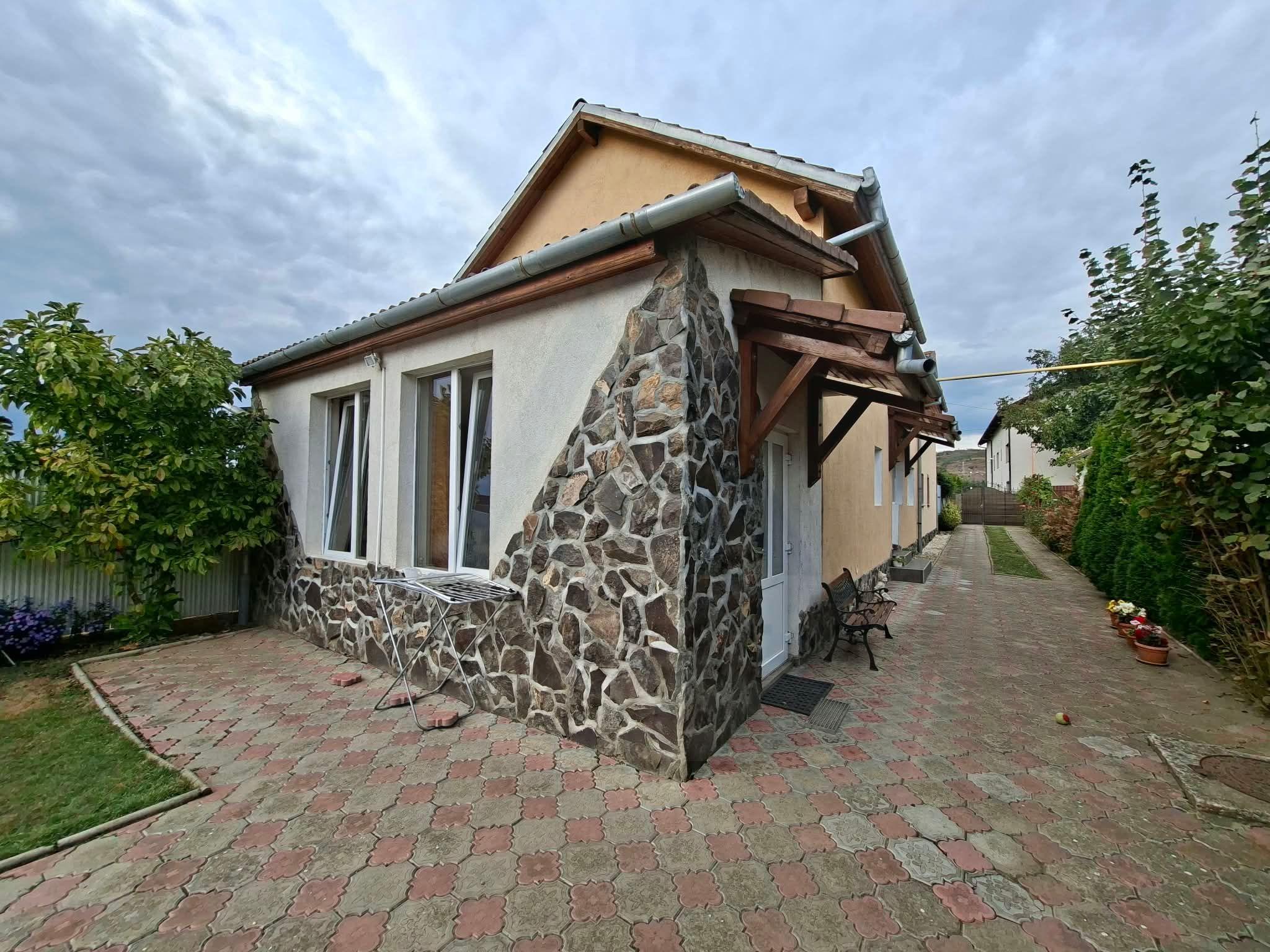 Casa cu etaj 113 mp utili curte libera 350mp garaj cu pod Gusterita - 1
