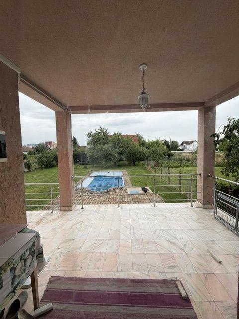Casa deosebita cu piscina si teren generos - 3