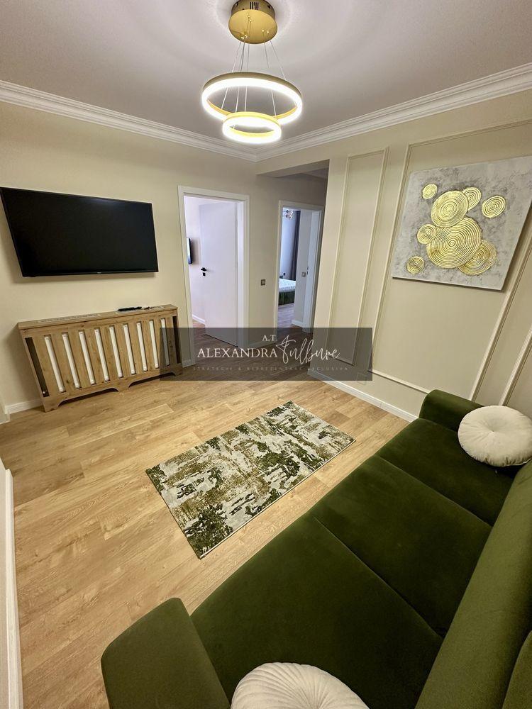 Apartament de vanzare 3 camere decomanda, balcon, parcare - 1