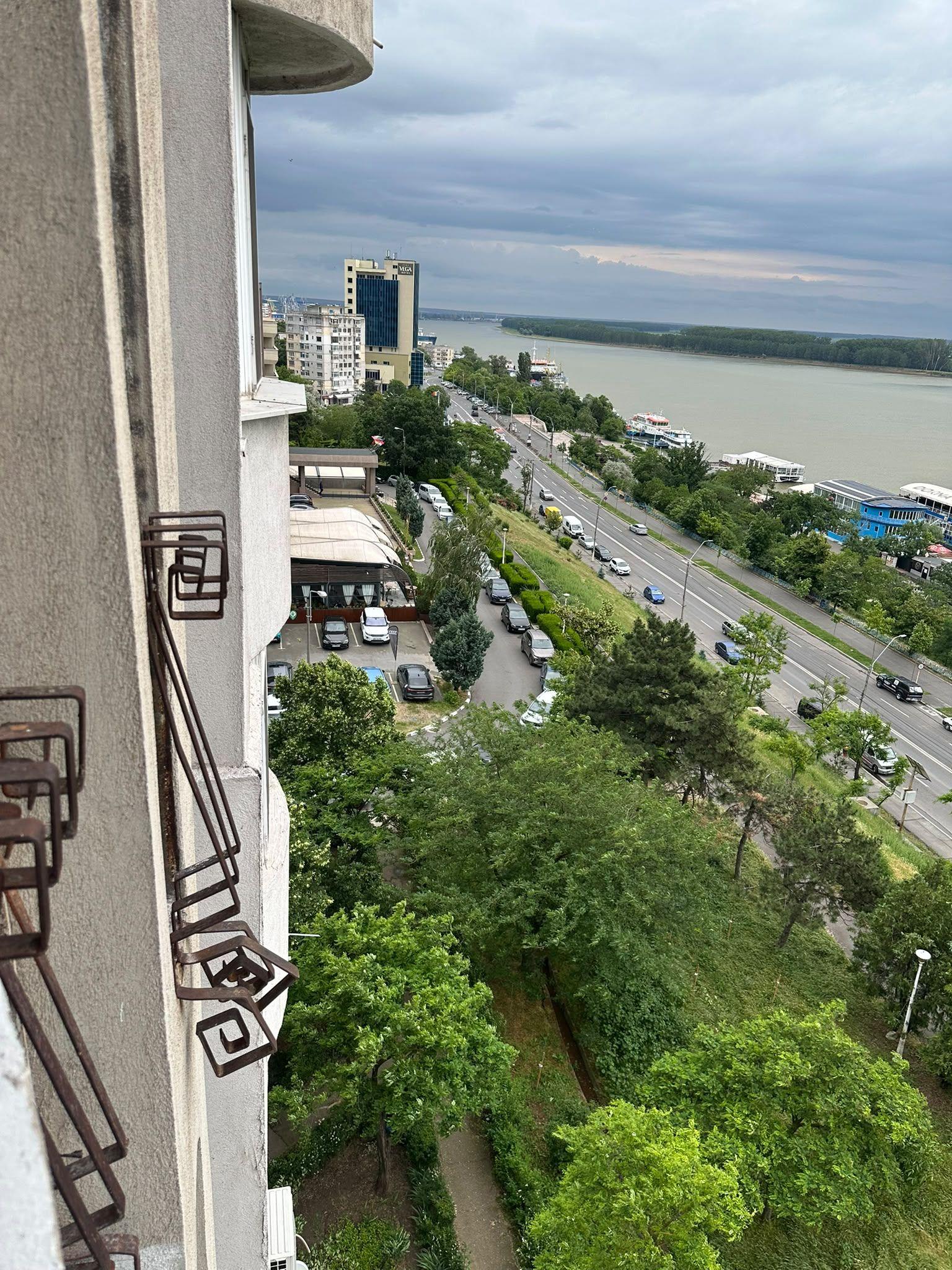 De vanzare apartament cu 3 camere, zona Faleza, etaj 7/8, 149.000 euro - 1