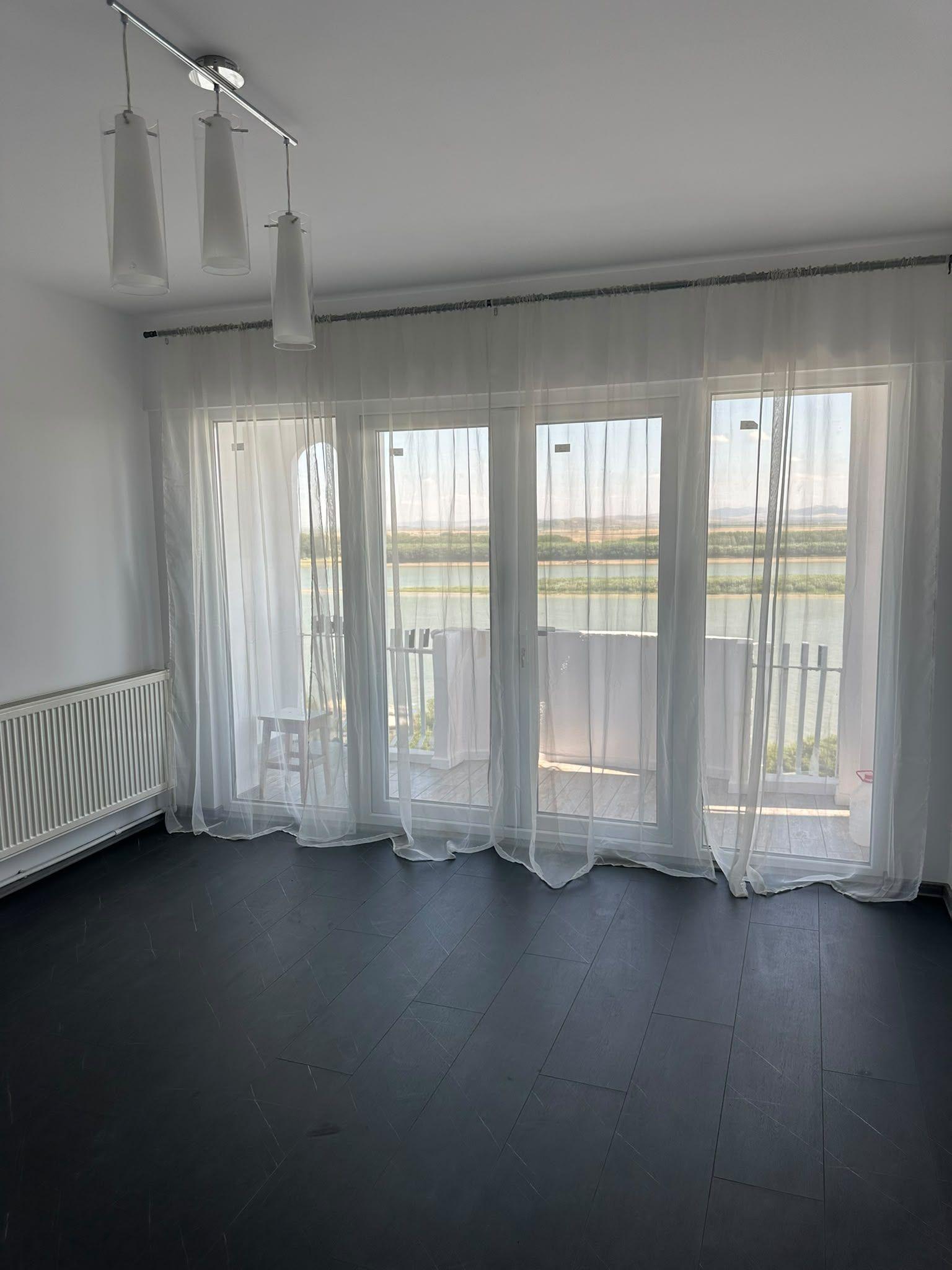 De vanzare apartament cu 3 camere, zona Faleza, etaj 7/8, 149.000 euro - 2