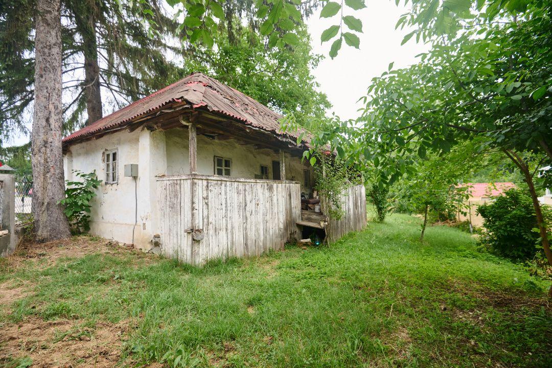 Teren 2240 mp intravilan + casa batraneasca Hintesti-Basangesti - 2