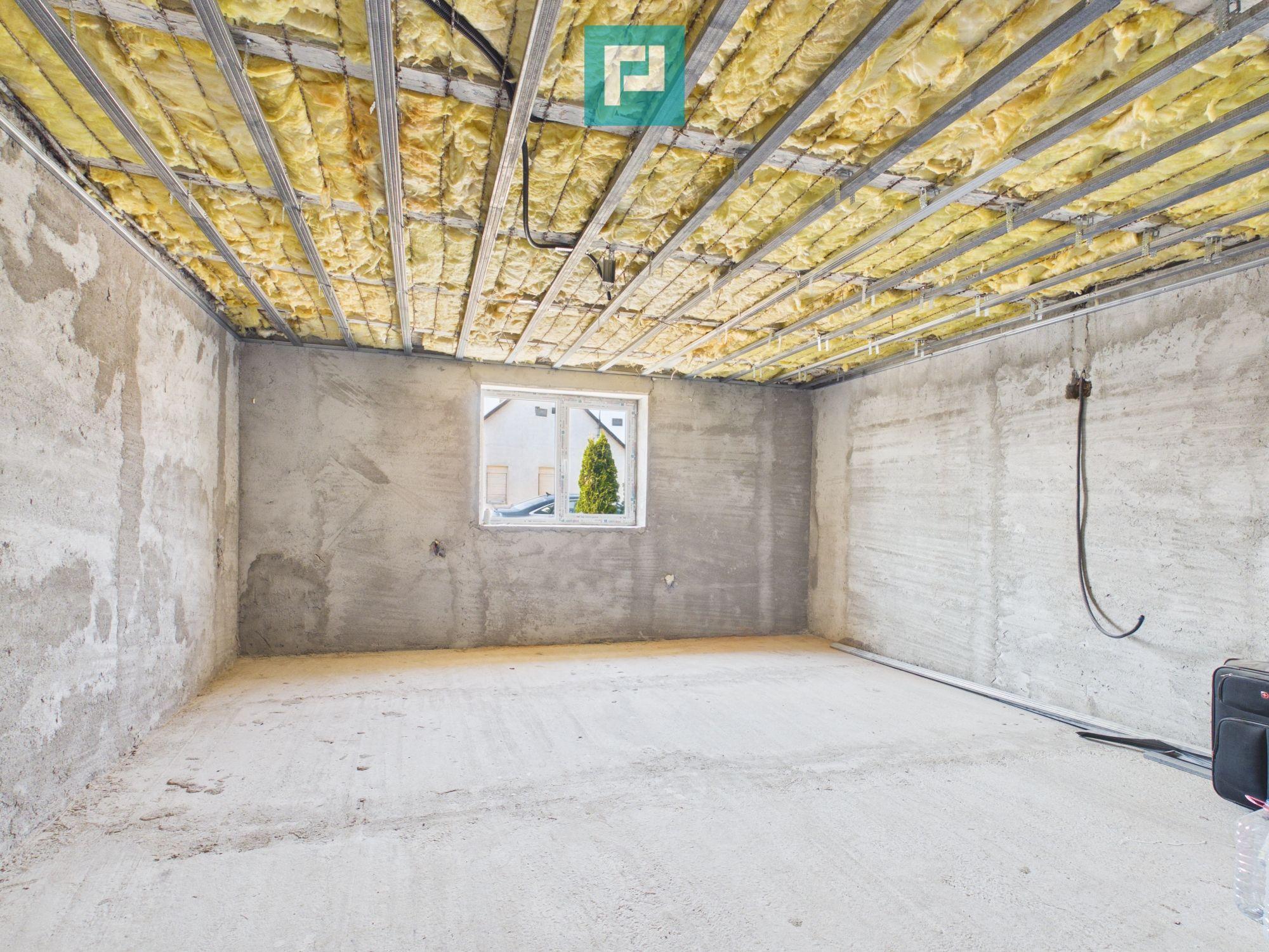 Casă cu teren de 2.134 mp în Sântana | 5 camere - 14
