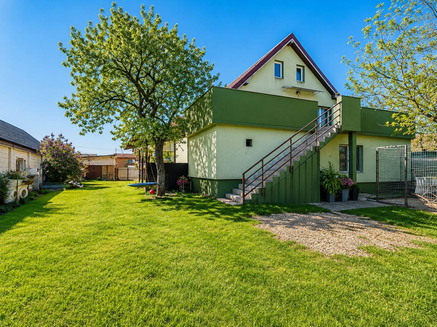 Casă spațioasă cu 8 camere, teren generos, oferă libertate și confort - 2