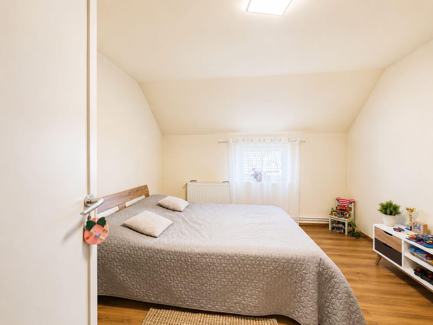 Casă spațioasă cu 8 camere, teren generos, oferă libertate și confort - 11
