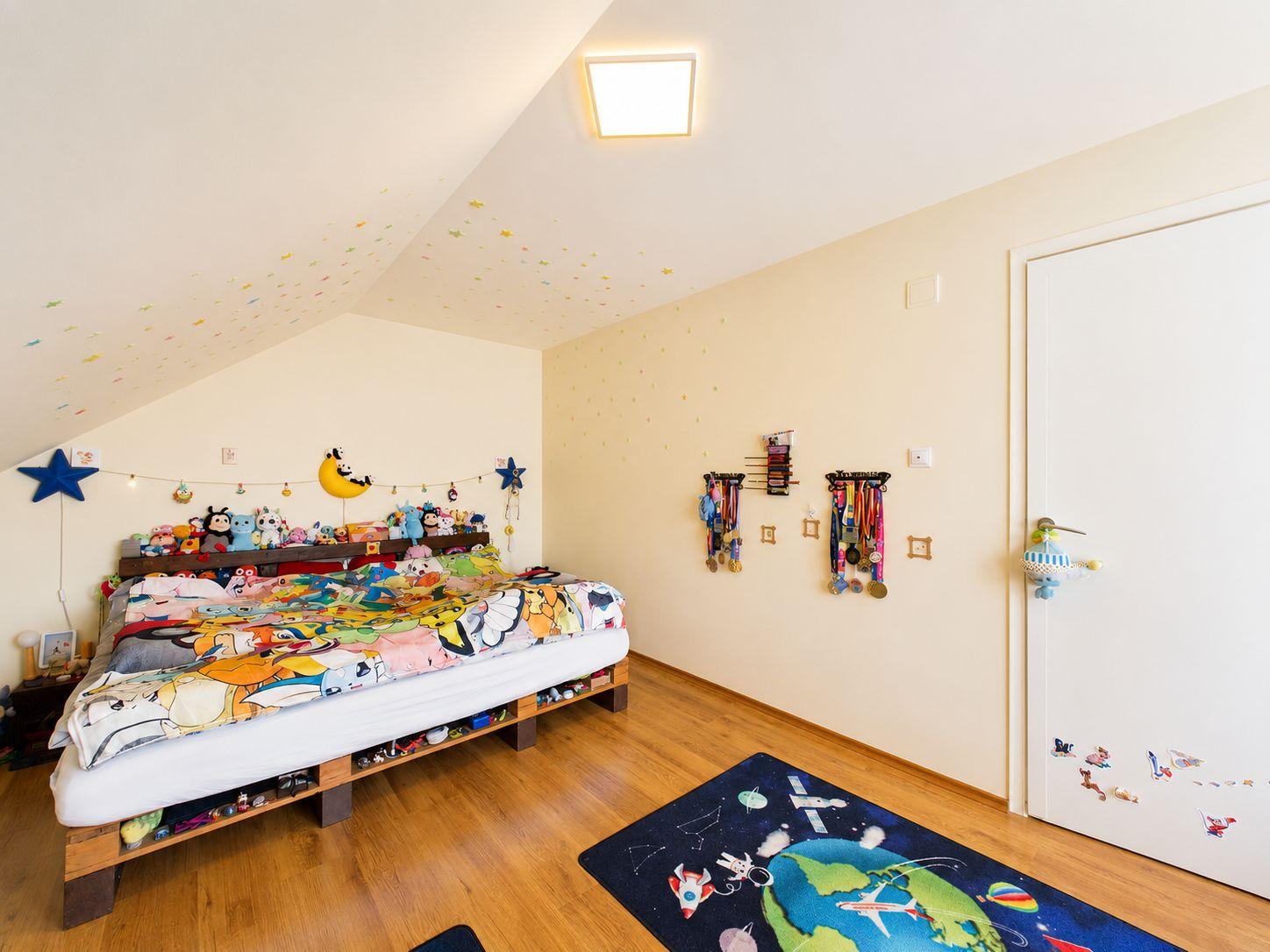 Casă spațioasă cu 8 camere, teren generos, oferă libertate și confort - 8