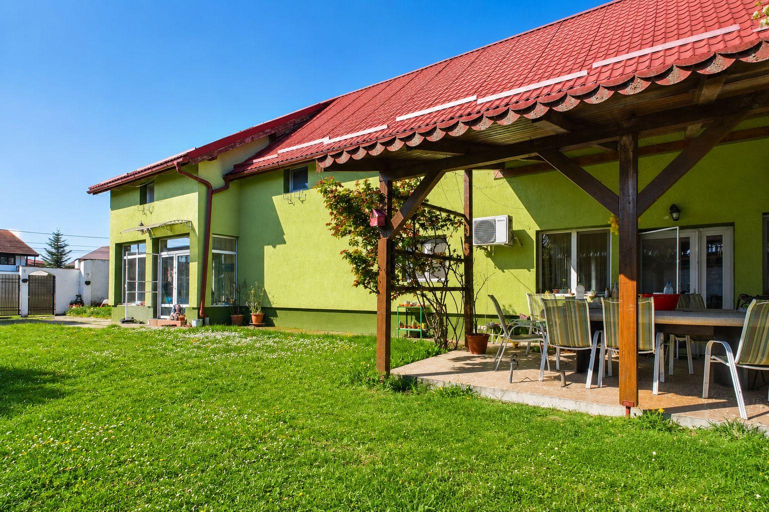Casă spațioasă cu 8 camere, teren generos, oferă libertate și confort - 1