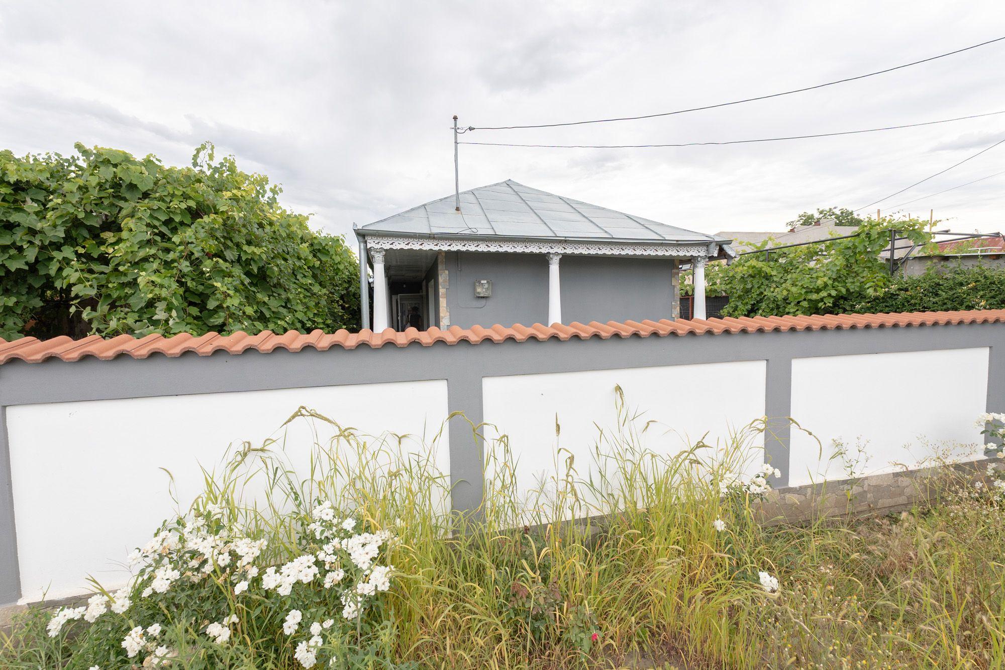 Casă cu 5 camere, complet renovată cu teren 920 mp în Tecuci - 1