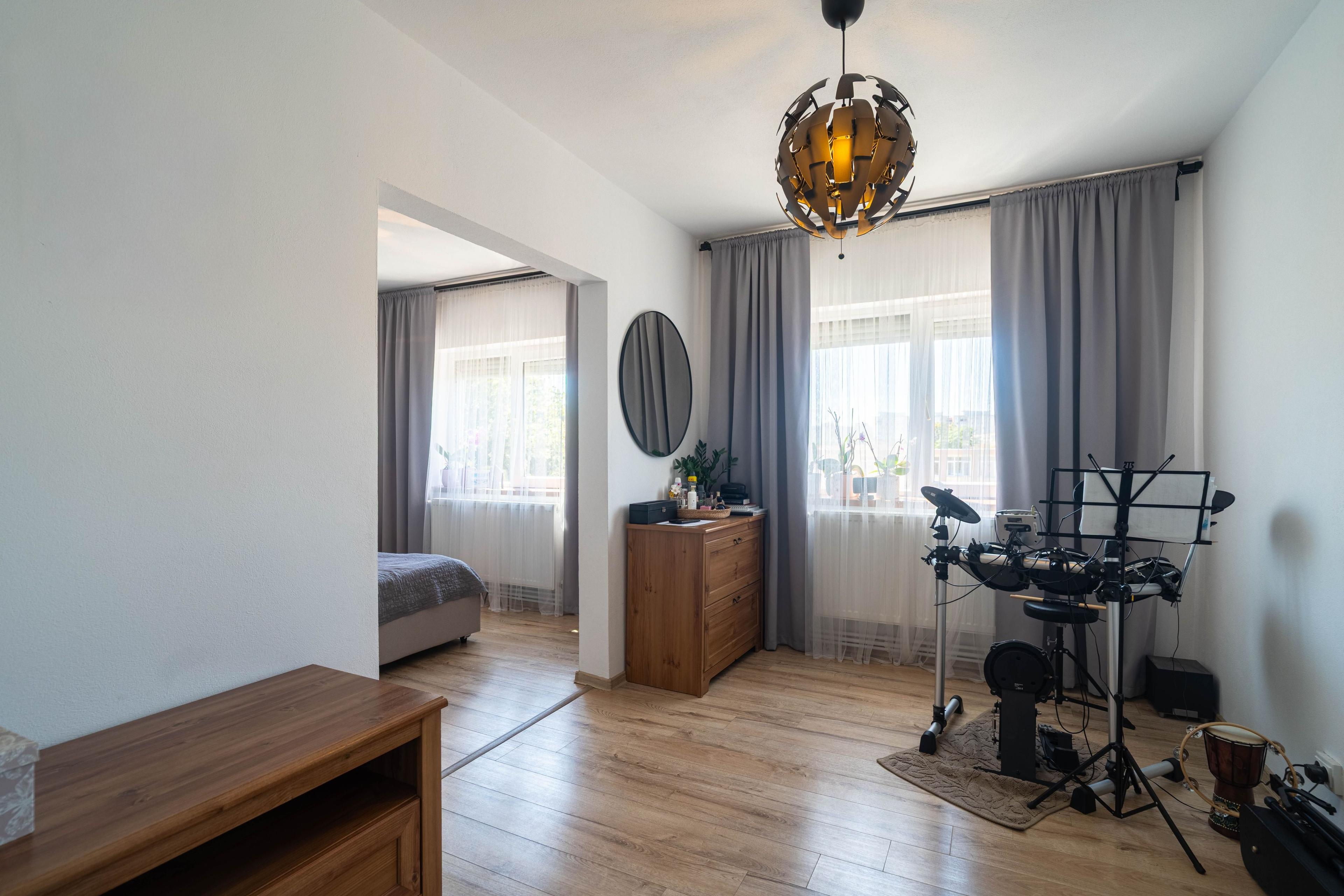 Apartament 5 camere Vlaicu – Renovat, 2 băi, centrală proprie - 9