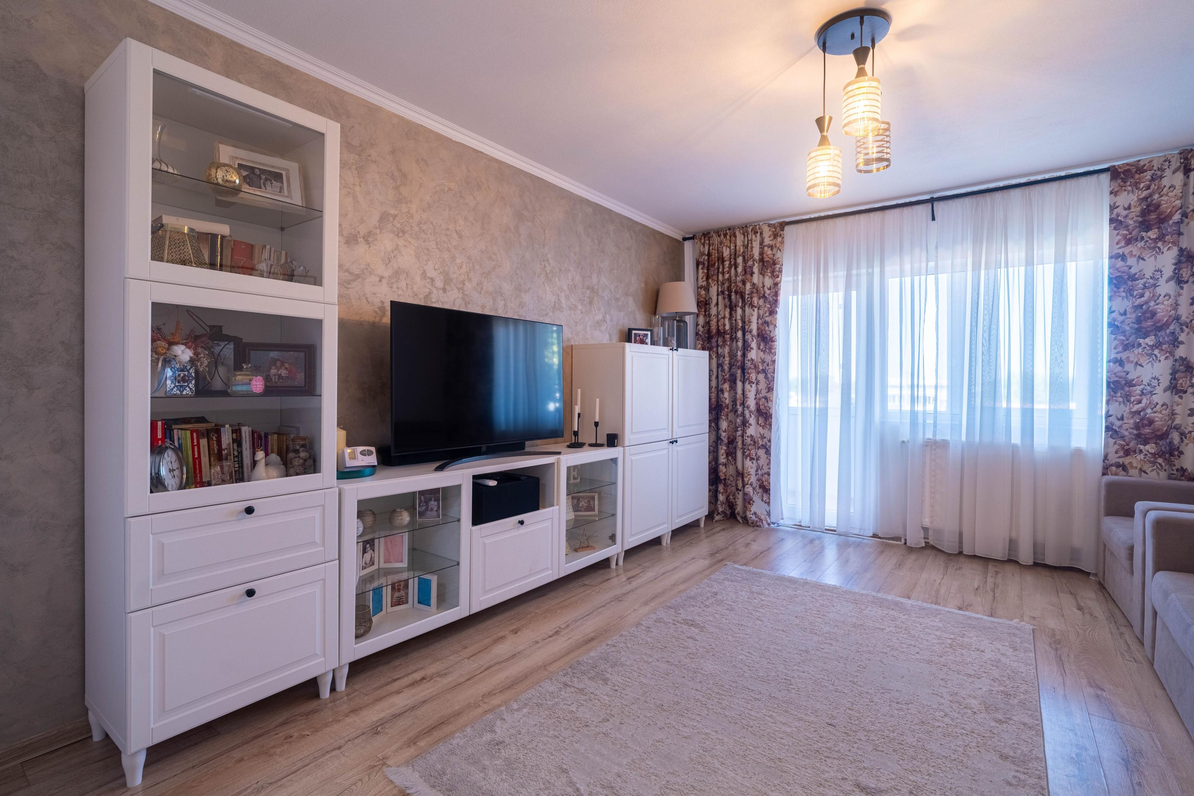 Apartament 5 camere Vlaicu – Renovat, 2 băi, centrală proprie - 2