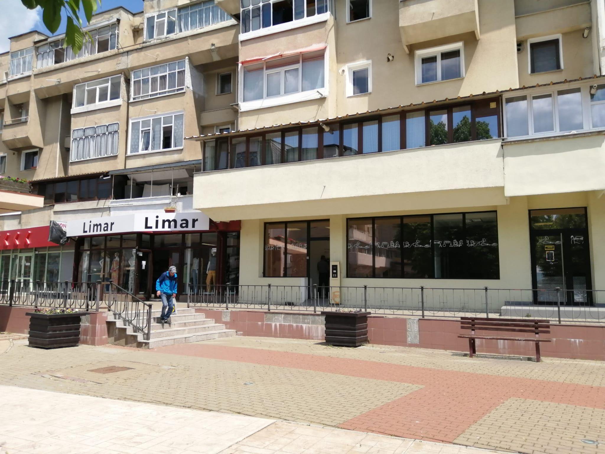 Spațiu comercial 200 mp ultracentral singurul vad pietonal 100% Roman - 3