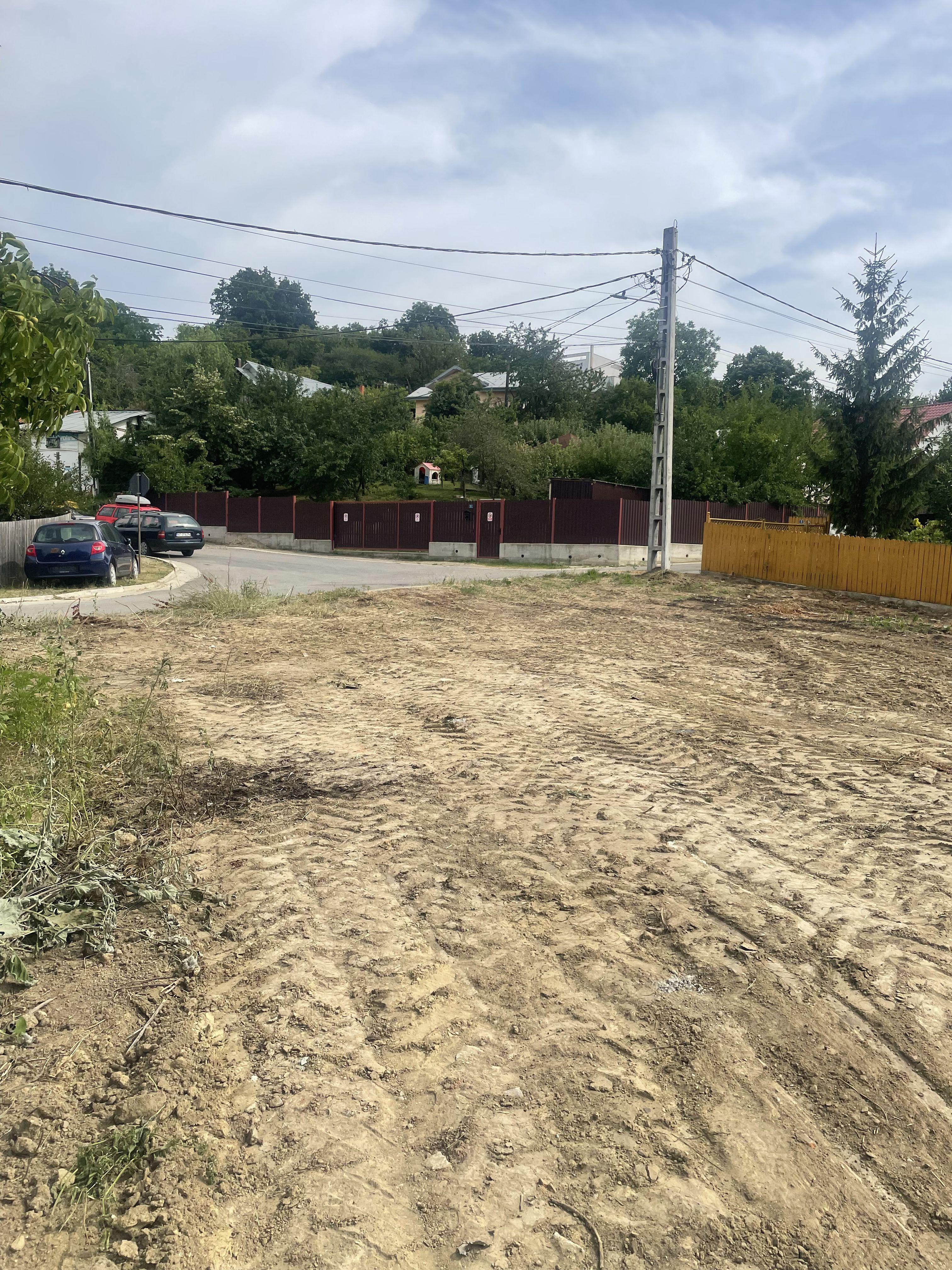 Iasi - Tomesti 3600mp intravilan intre case zona linistita + utilități - 2