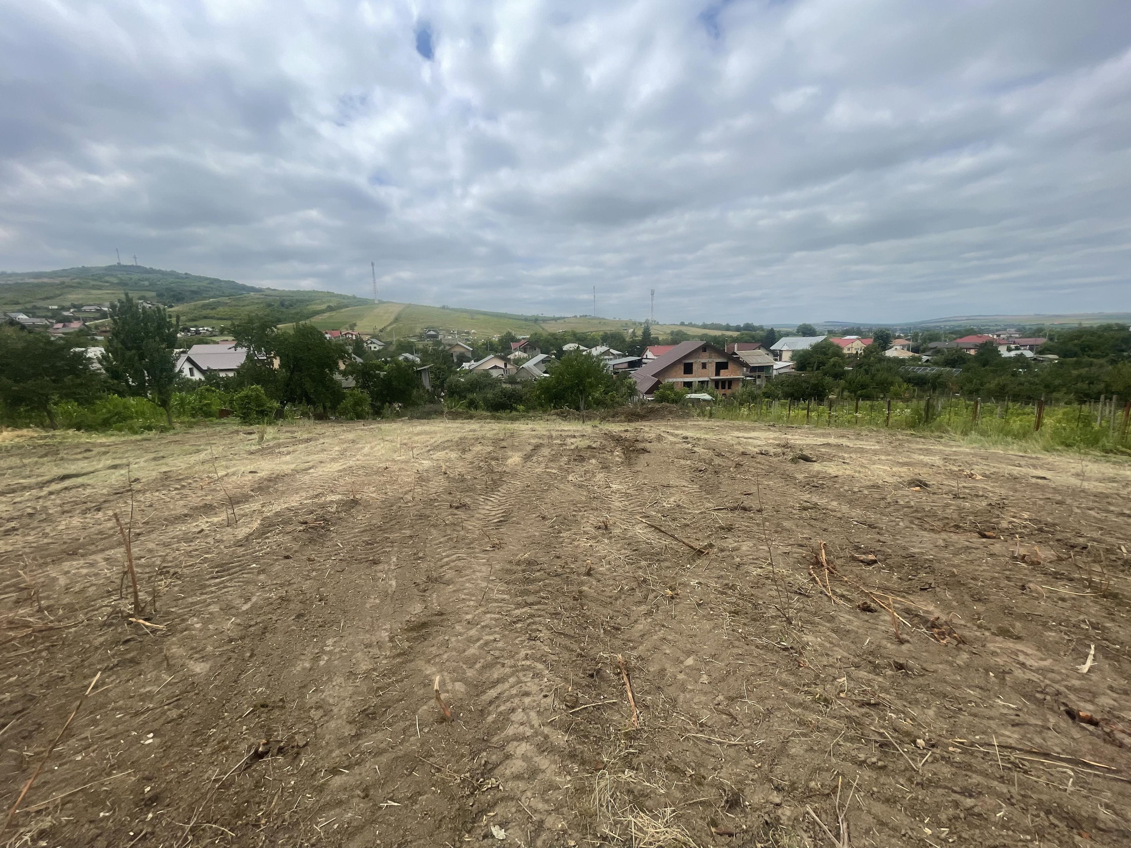 Iasi - Tomesti 3600mp intravilan intre case zona linistita + utilități - 4