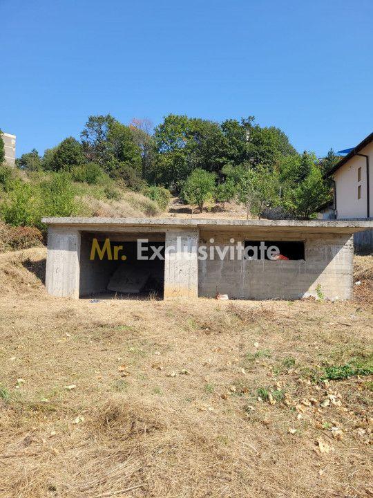 Teren intravilan Turcesti (Pitesti) - 1083 mp, demisol executat - 1