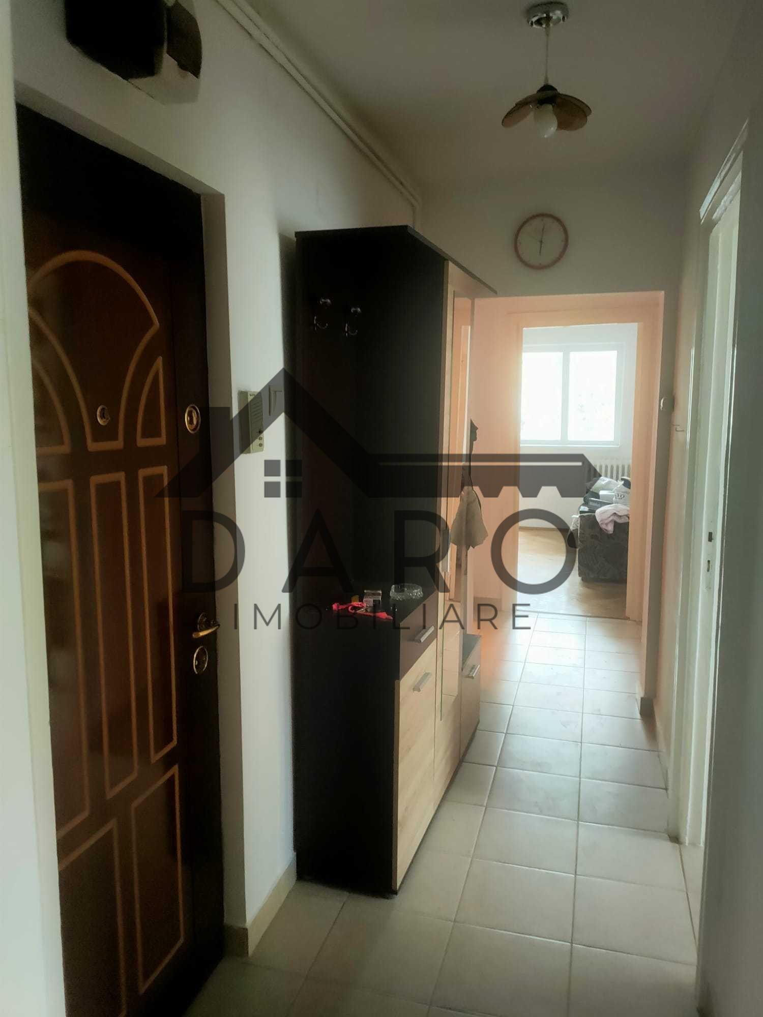 Vand apartament 3 camere in Dambu , etaj intermediar - 3