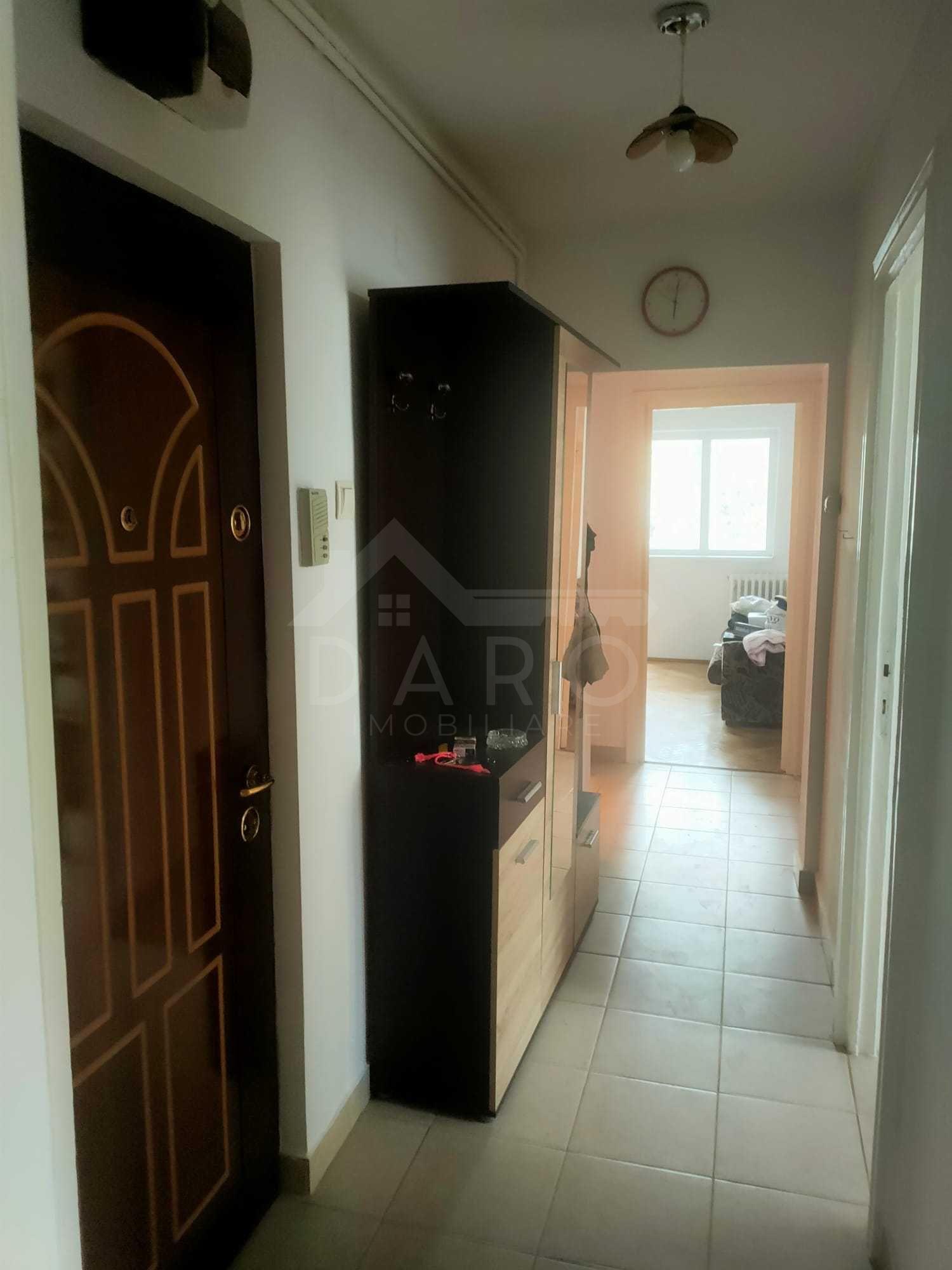Vand apartament 3 camere in Dambu , etaj intermediar - 3