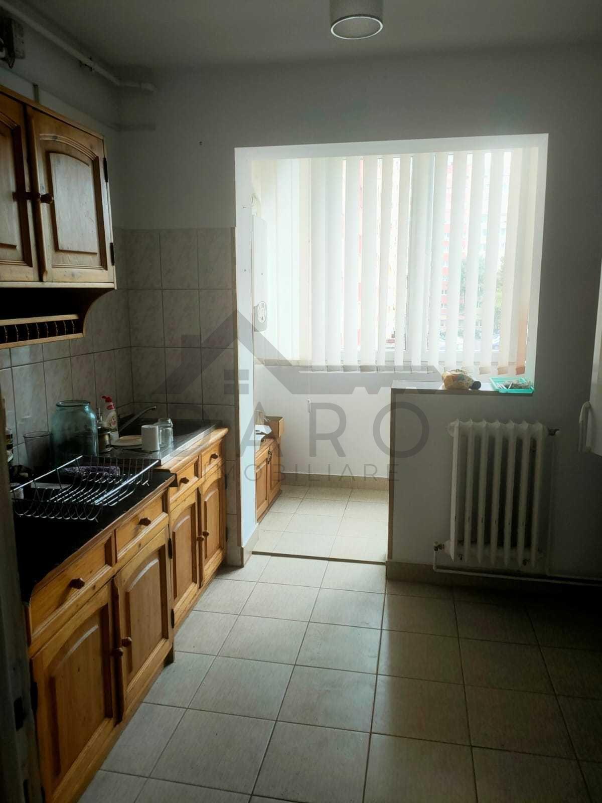 Vand apartament 3 camere in Dambu , etaj intermediar - 1