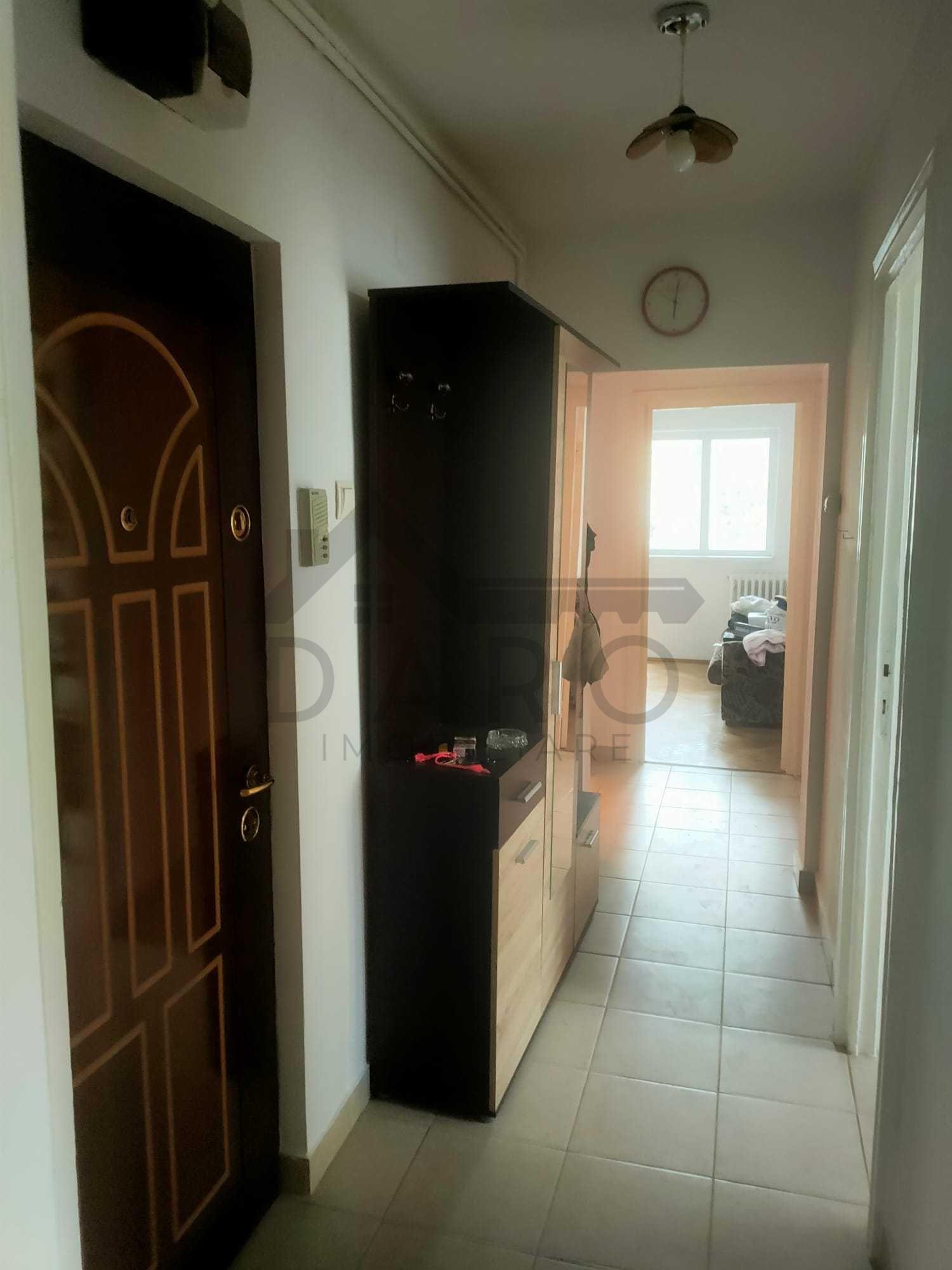 Vand apartament 3 camere in Dambu , etaj intermediar - 3