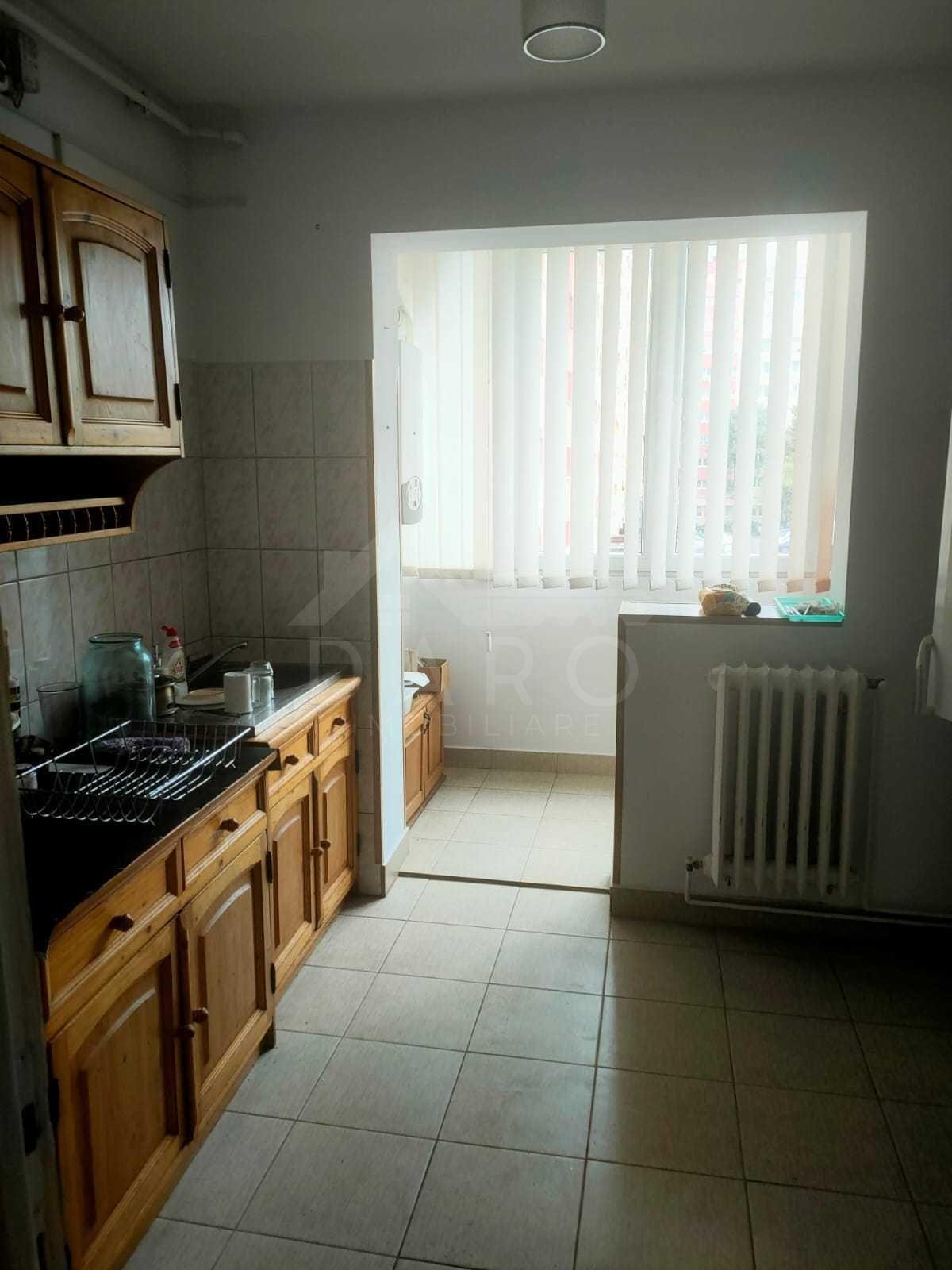 Vand apartament 3 camere in Dambu , etaj intermediar - 1