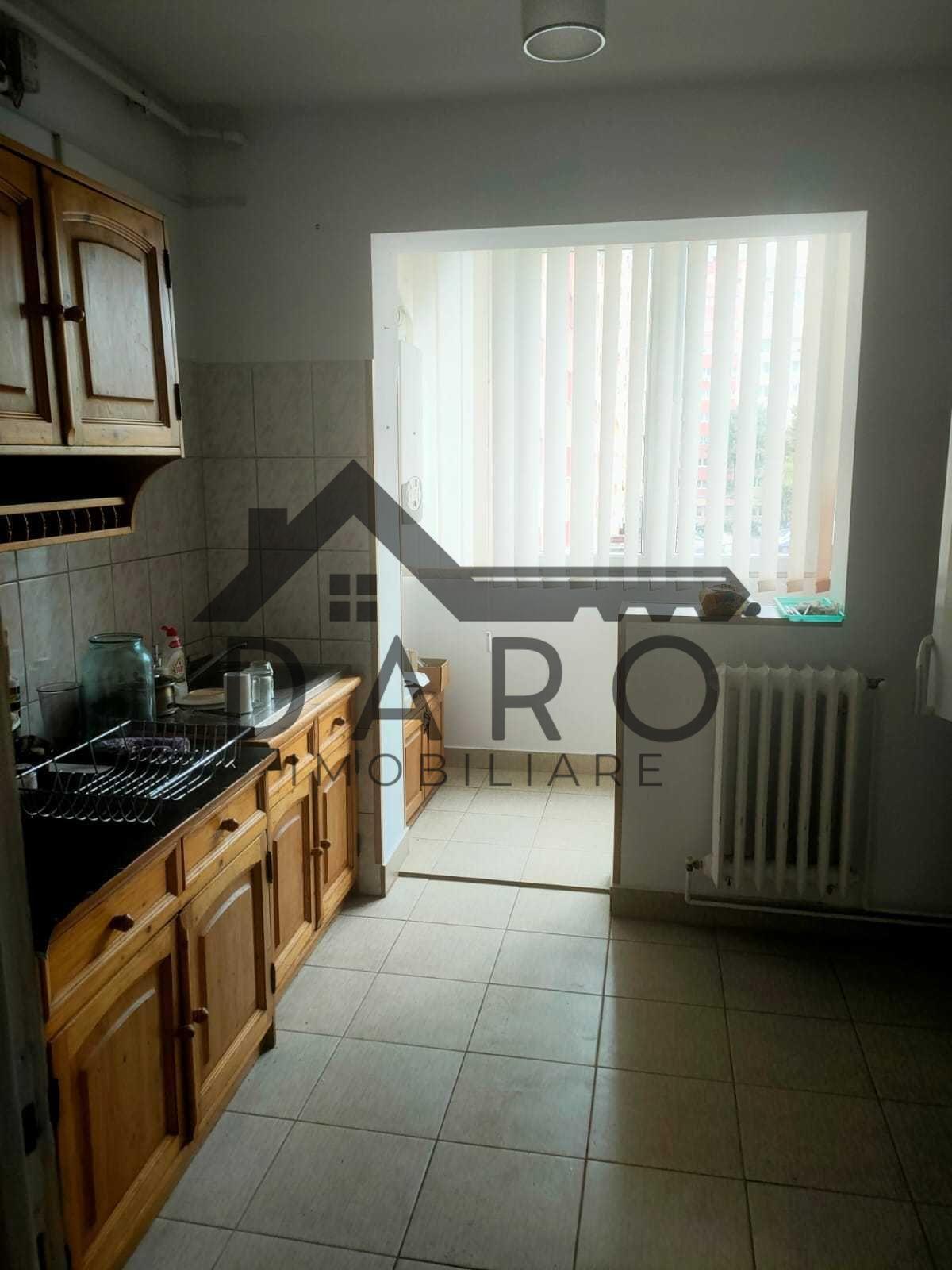 Vand apartament 3 camere in Dambu , etaj intermediar - 1