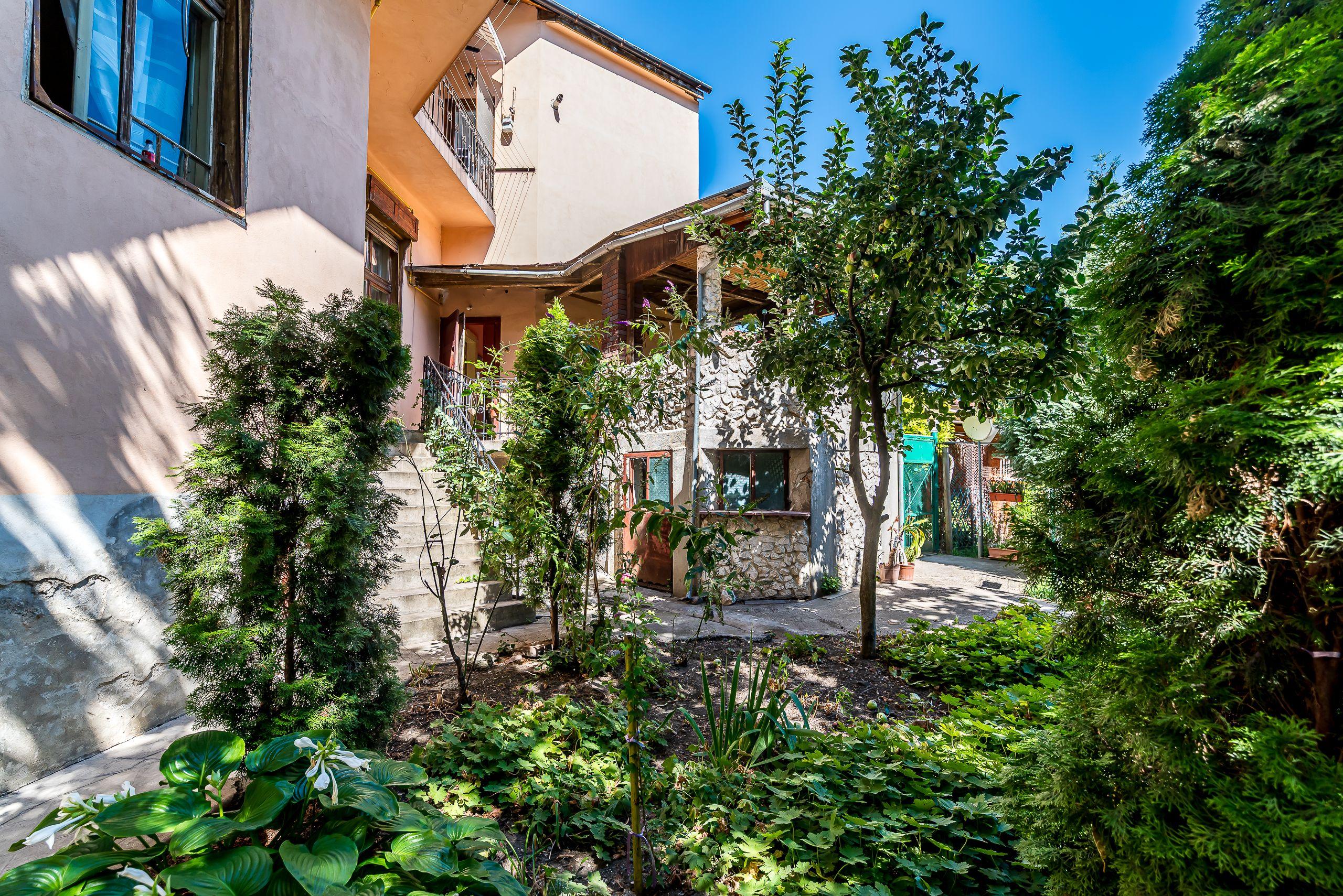 Apartament cu 4 camere si terasa si curte proprie, langa primarie - 2