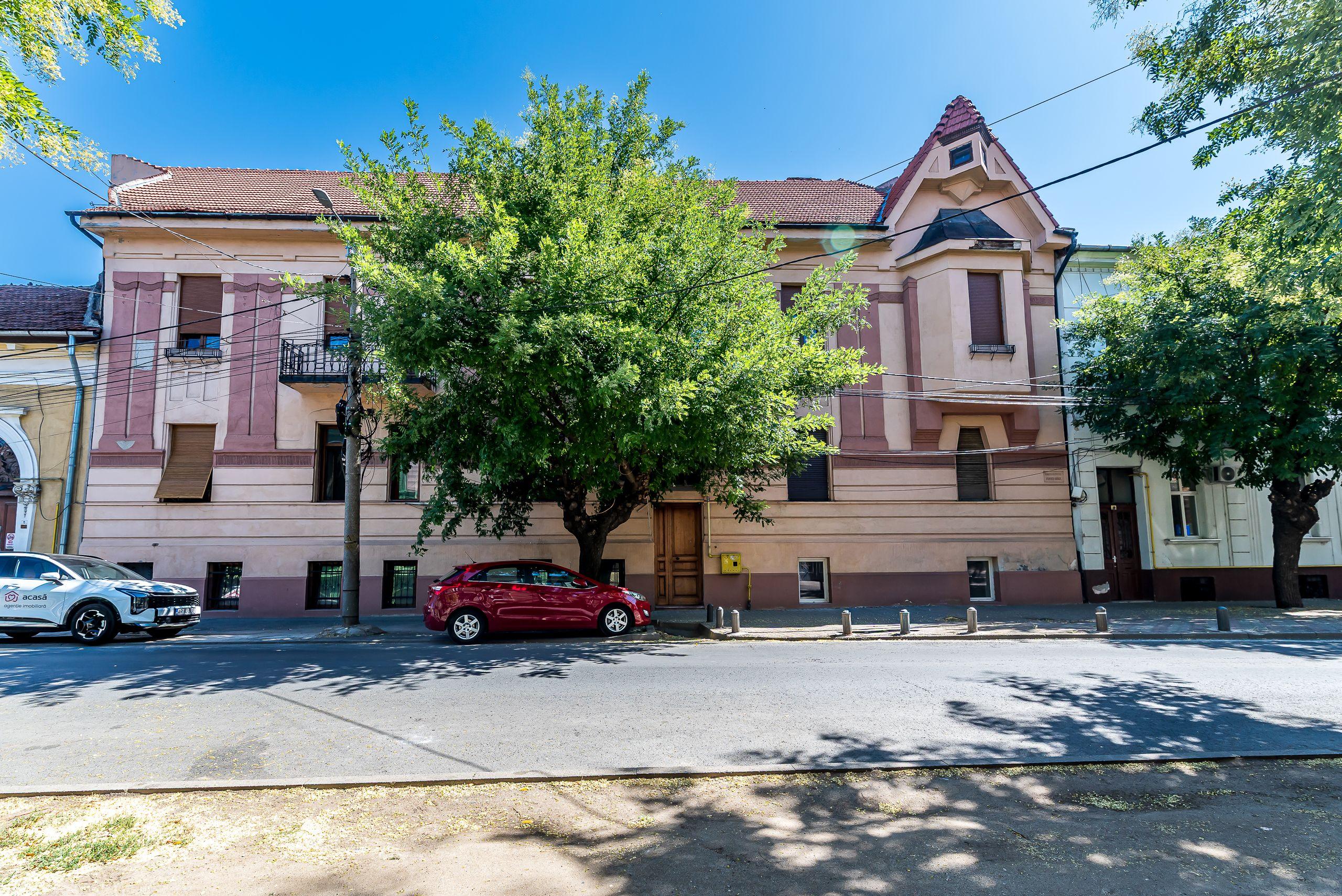 Apartament cu 4 camere si terasa si curte proprie, langa primarie