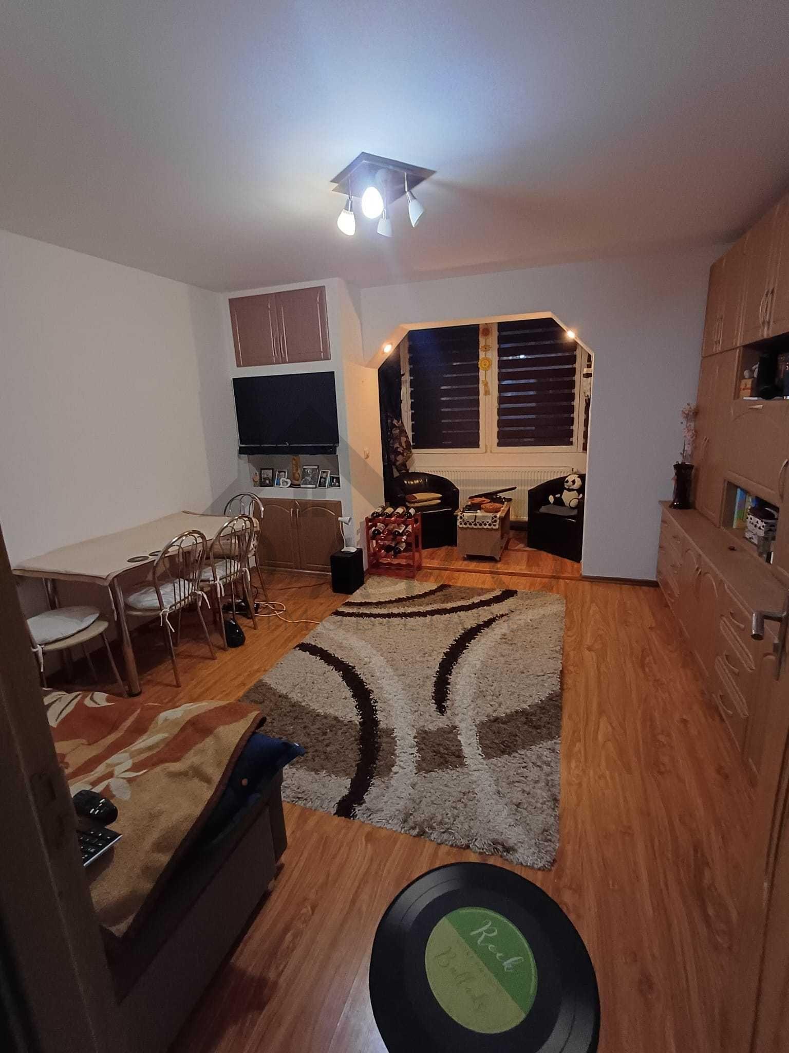 Oferim spre vânzare apartament cu 3 camere Dambu Pietros - 2