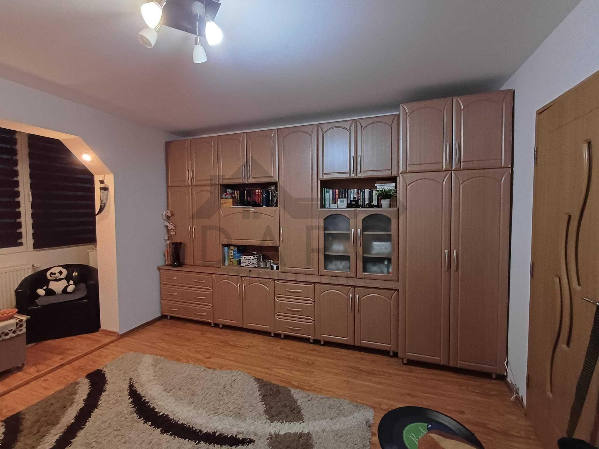 Oferim spre vânzare apartament cu 3 camere Dambu Pietros - 1