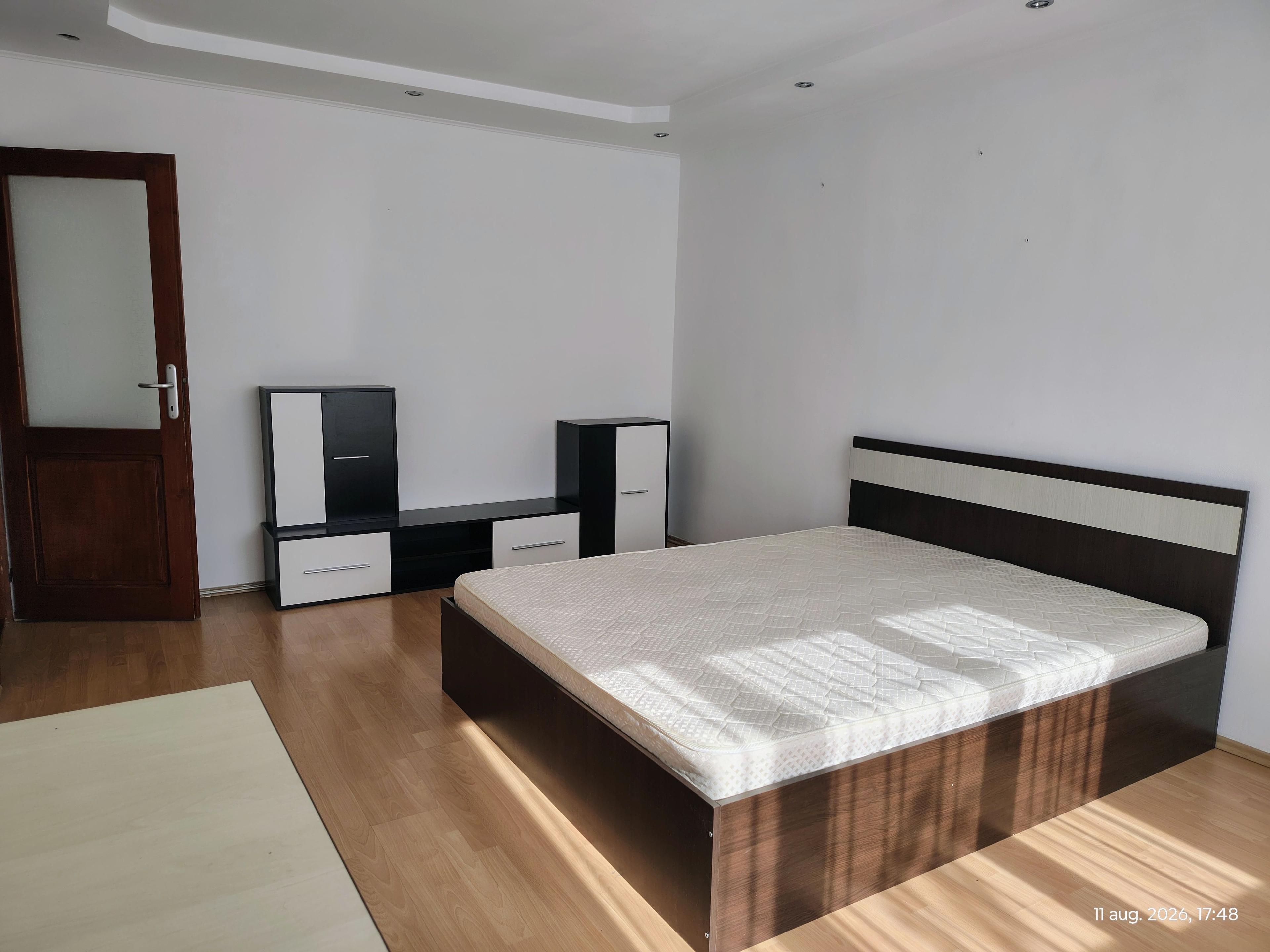 Închiriez 2 camere Str. Onestilor. Pret 300 euro. Comision 50%. - 2