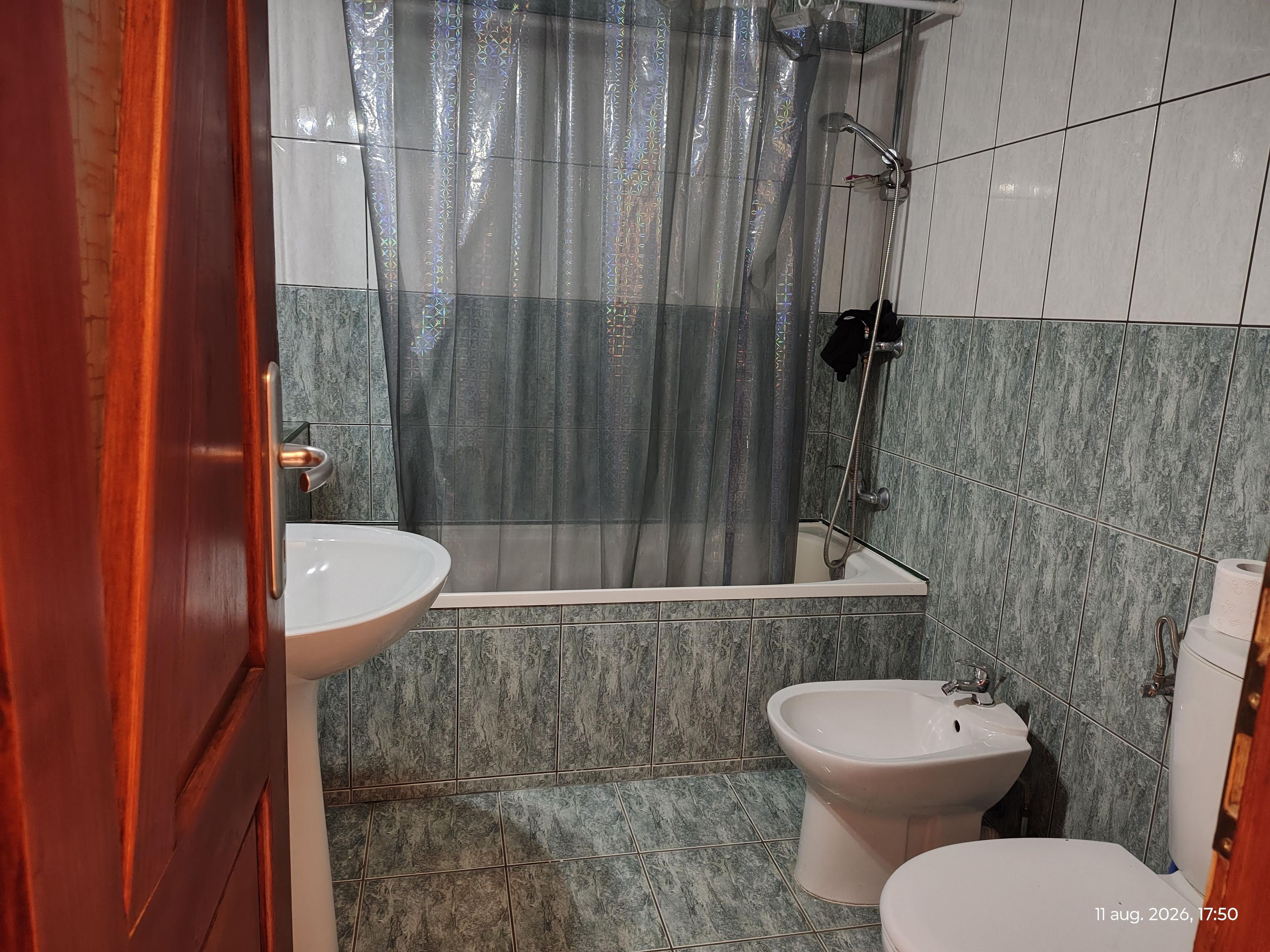 Închiriez 2 camere Str. Onestilor. Pret 300 euro. Comision 50%. - 6