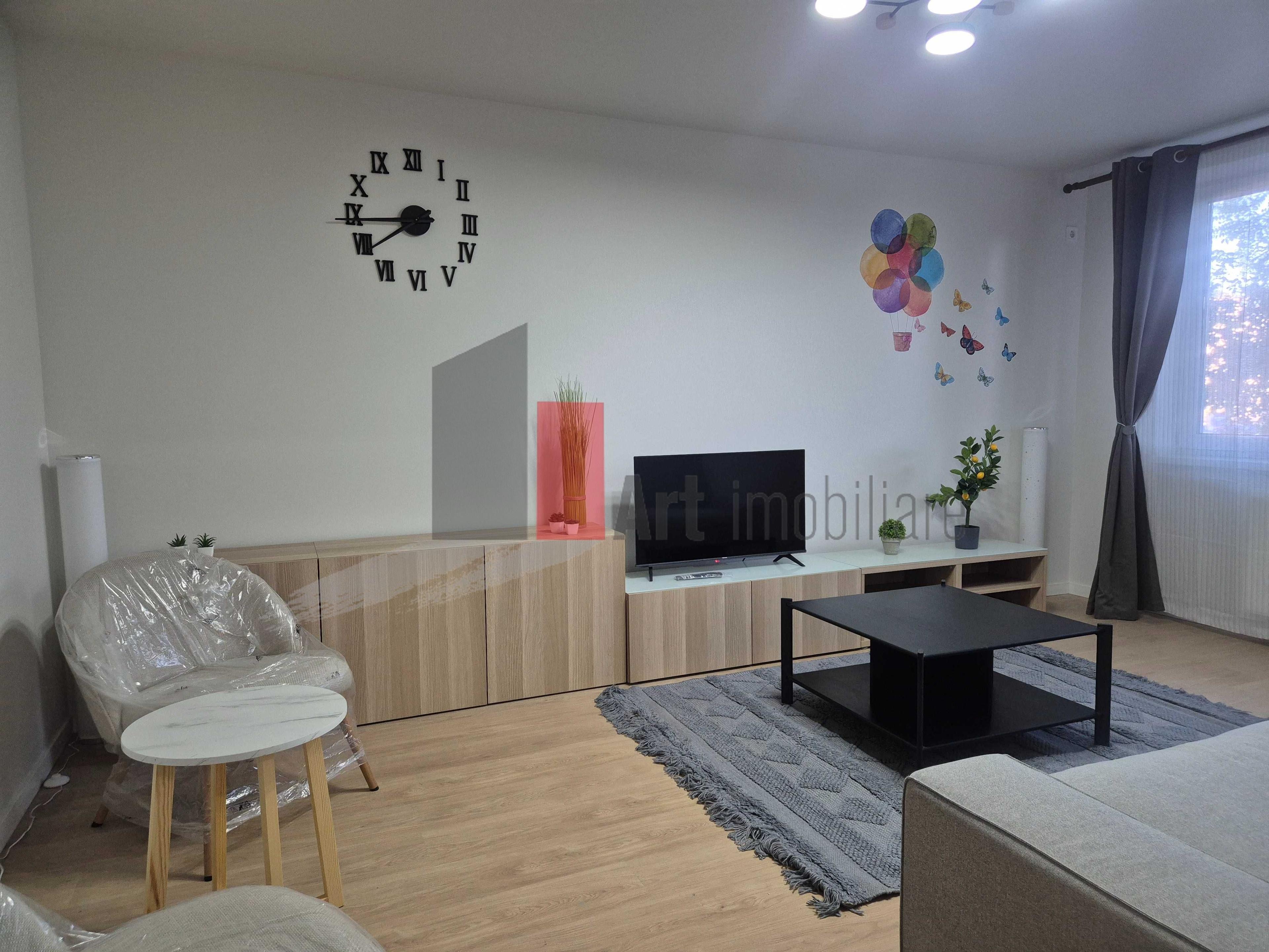 Inchiriez apartament 4 camere, complet renovat, - 1
