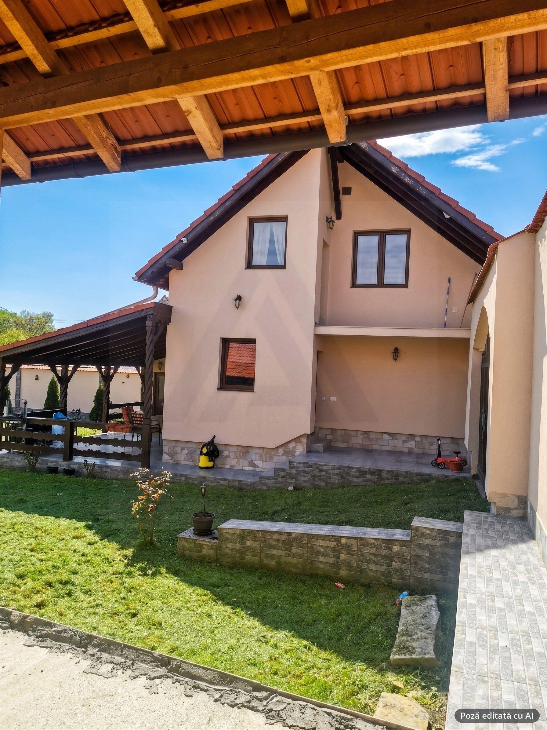 Casa individuala cu garaj 60 mp si teren+gradina 2650 mp in Porumbacu - 1