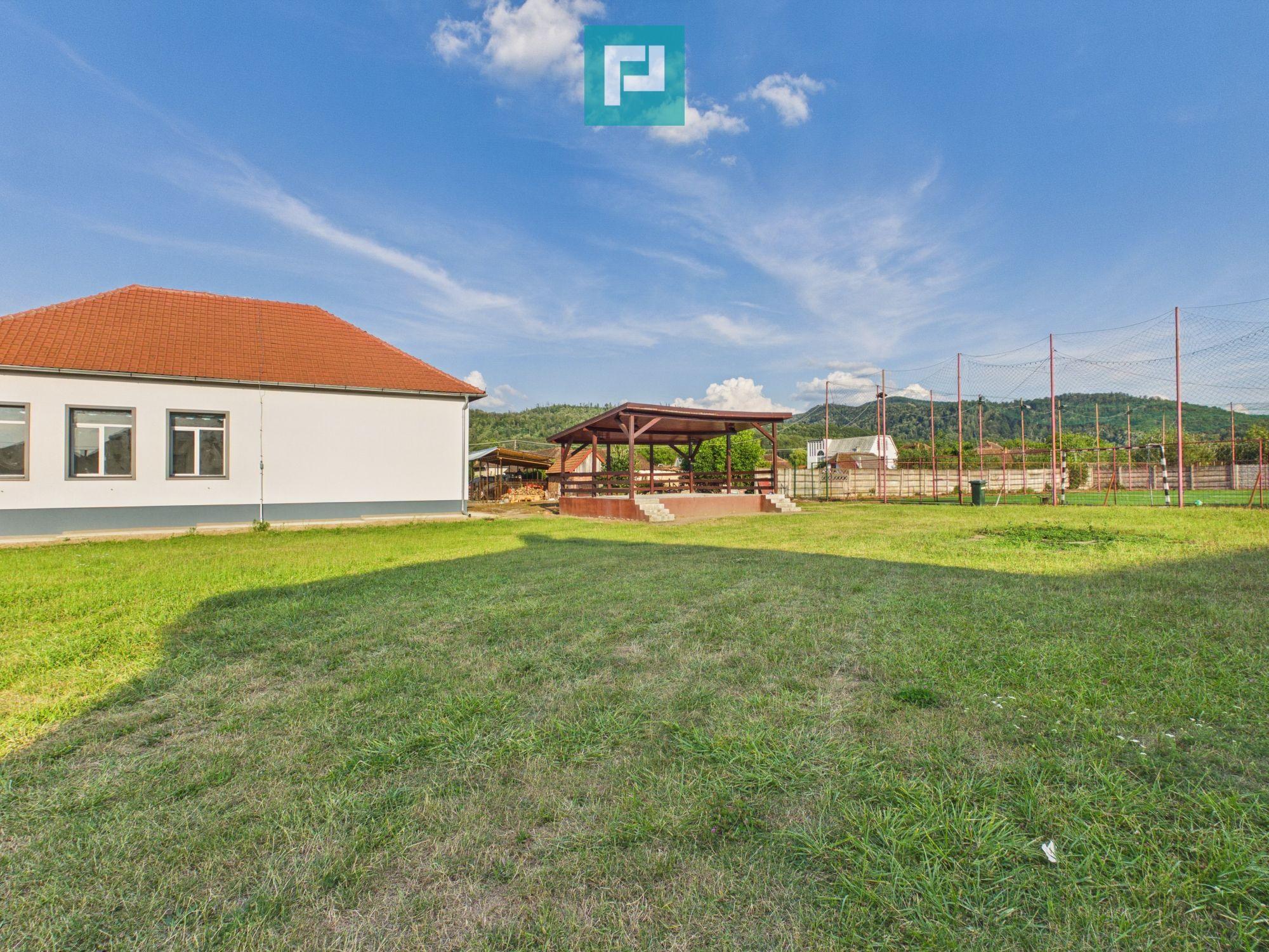 Casă în centrul localității Dezna, județul Arad - 16