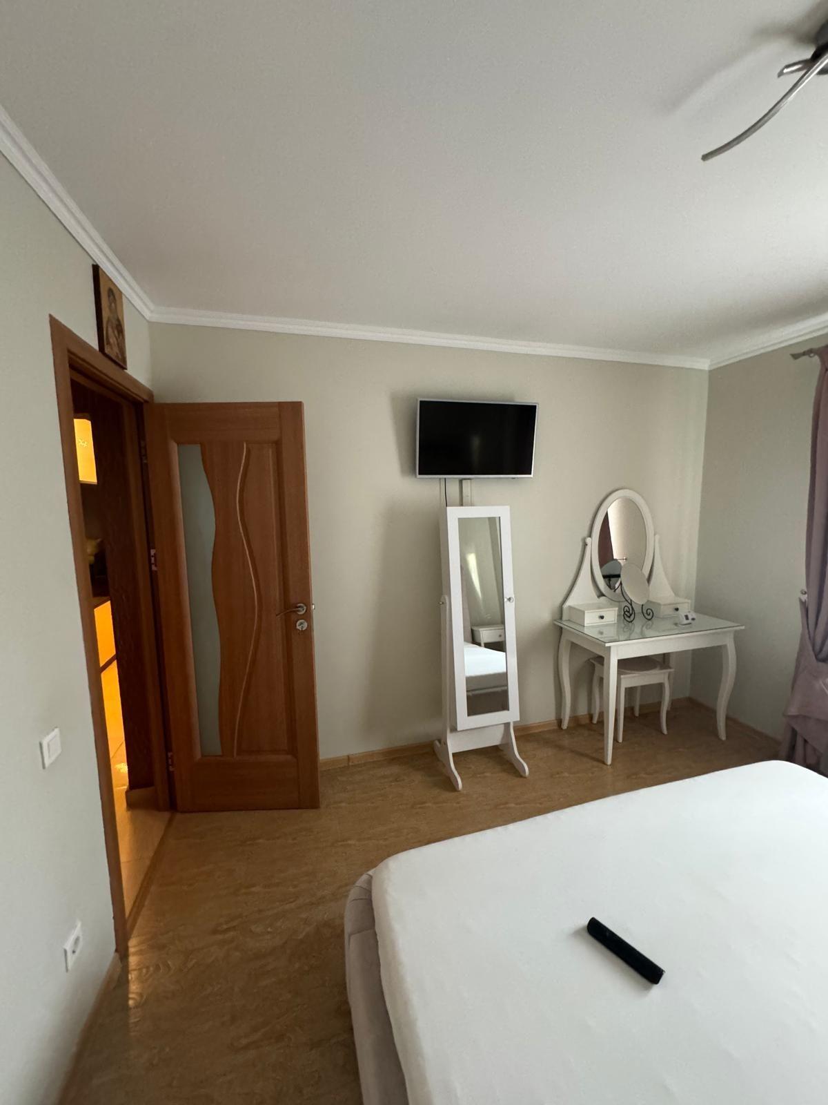 De inchiriat apartament cu 3 camere, Str. Nae leonard, etaj 3, 500 E - 2