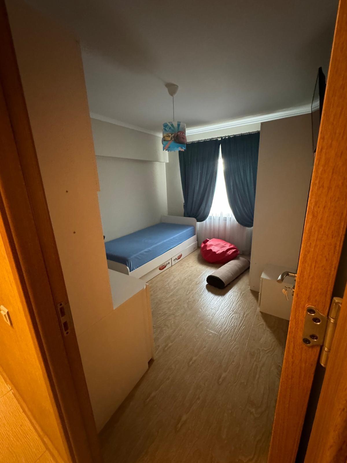 De inchiriat apartament cu 3 camere, Str. Nae leonard, etaj 3, 500 E - 7