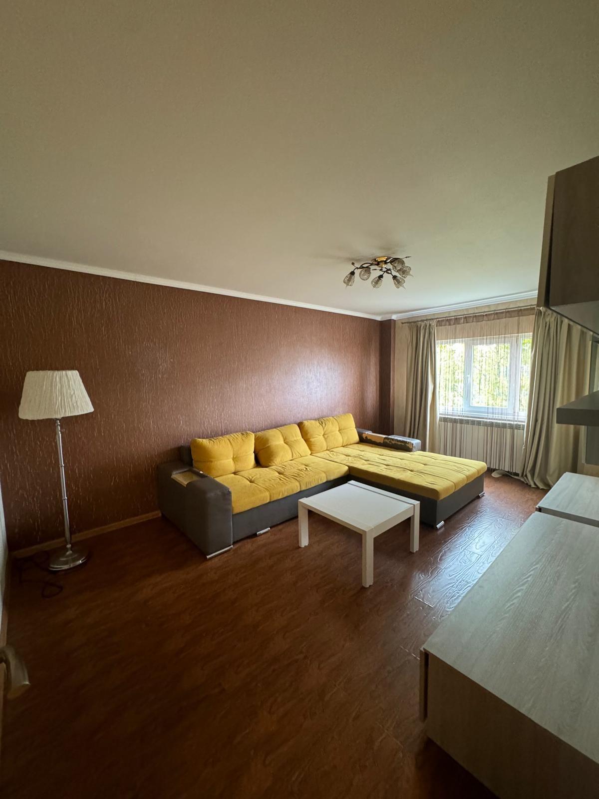 De inchiriat apartament cu 3 camere, Str. Nae leonard, etaj 3, 500 E - 10