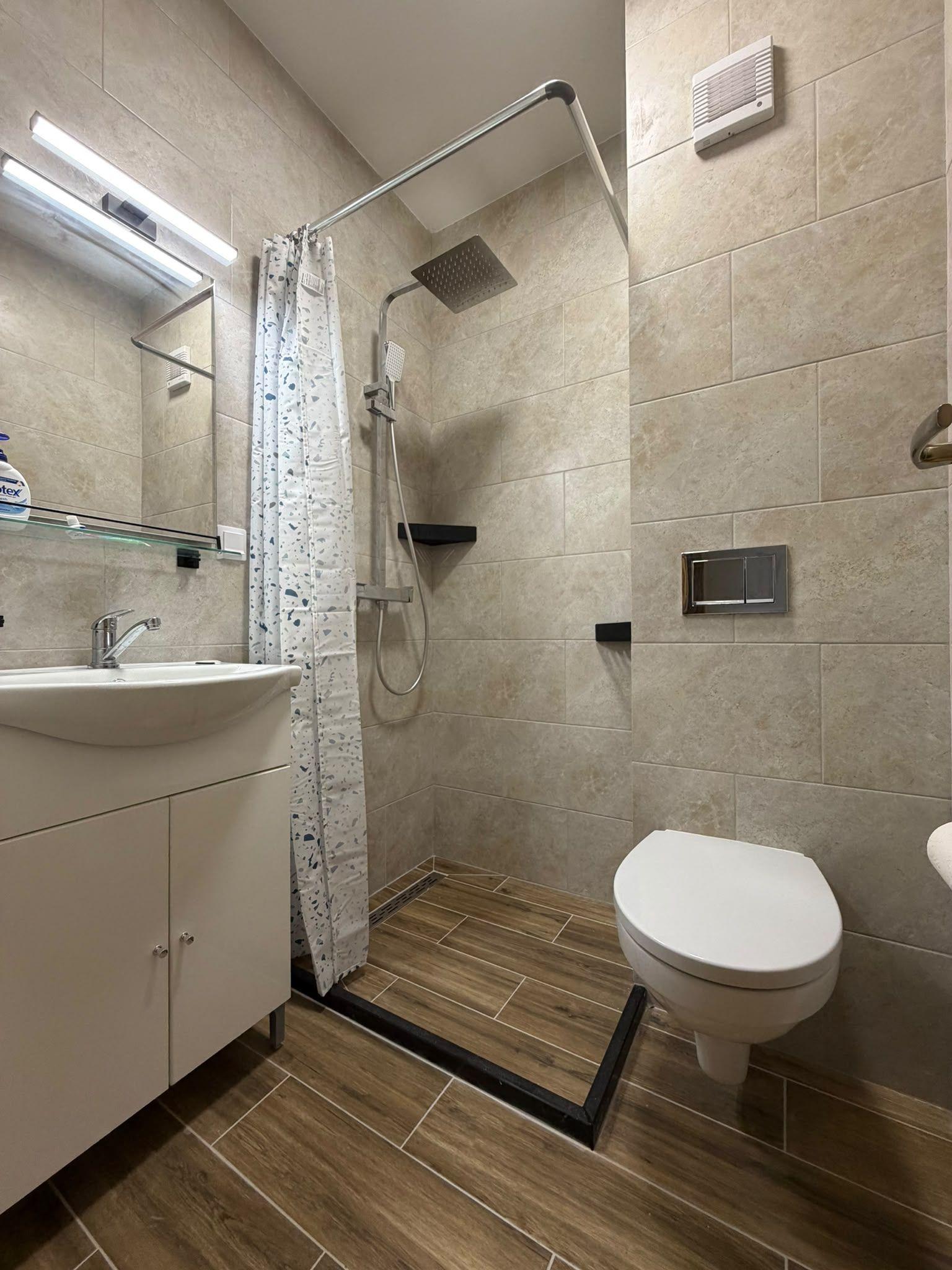 Apartament 3 camere, 2 bai, balcon, etaj intermediar, parcare - 15