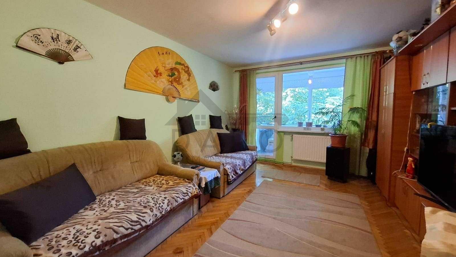 De vanzare Apartament cu 3 camere - 4