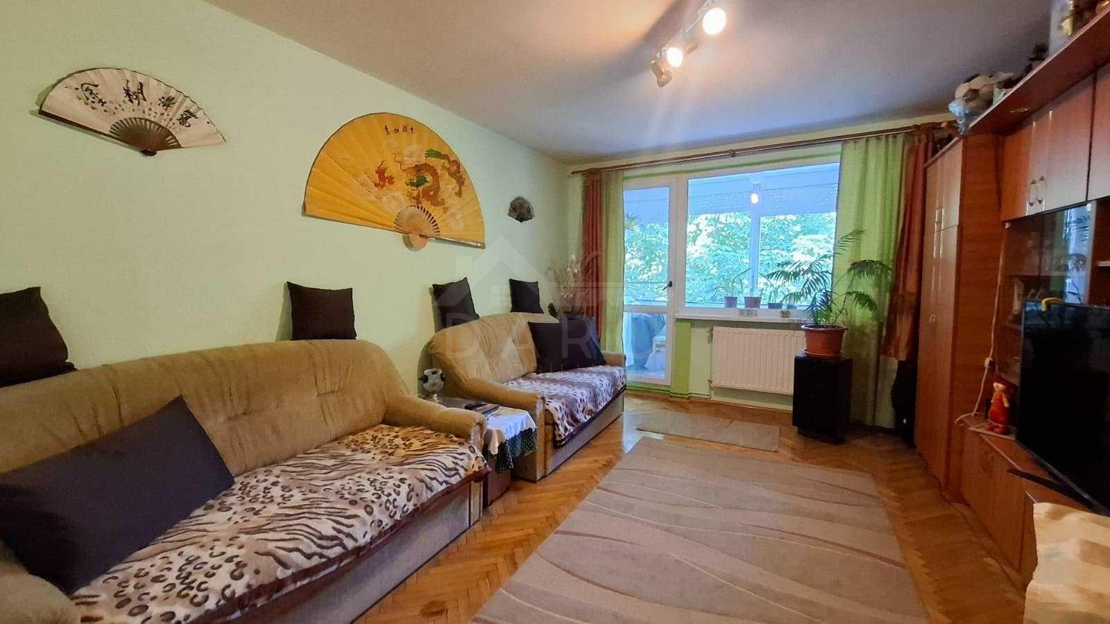 De vanzare Apartament cu 3 camere - 4
