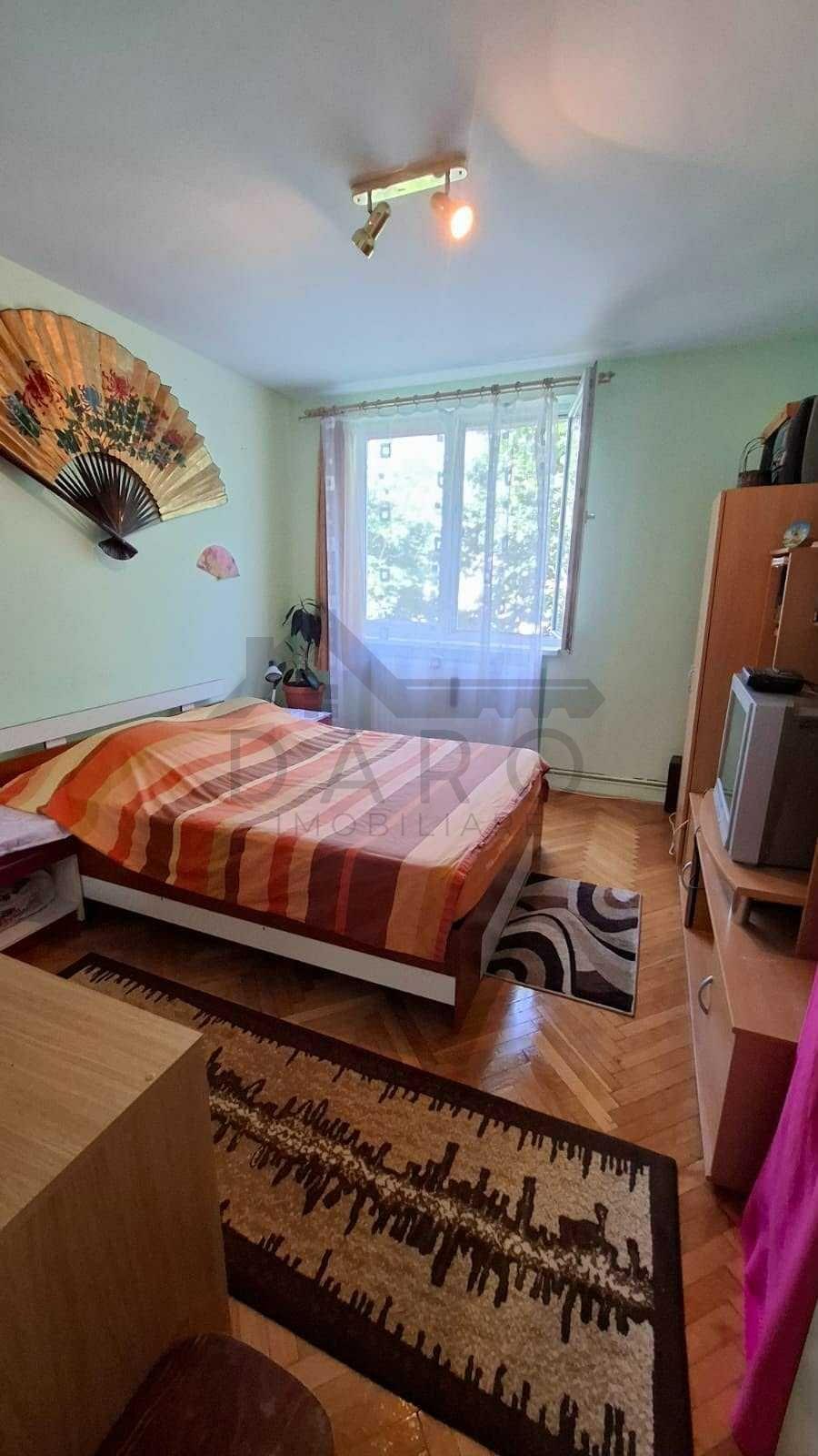 De vanzare Apartament cu 3 camere - 5
