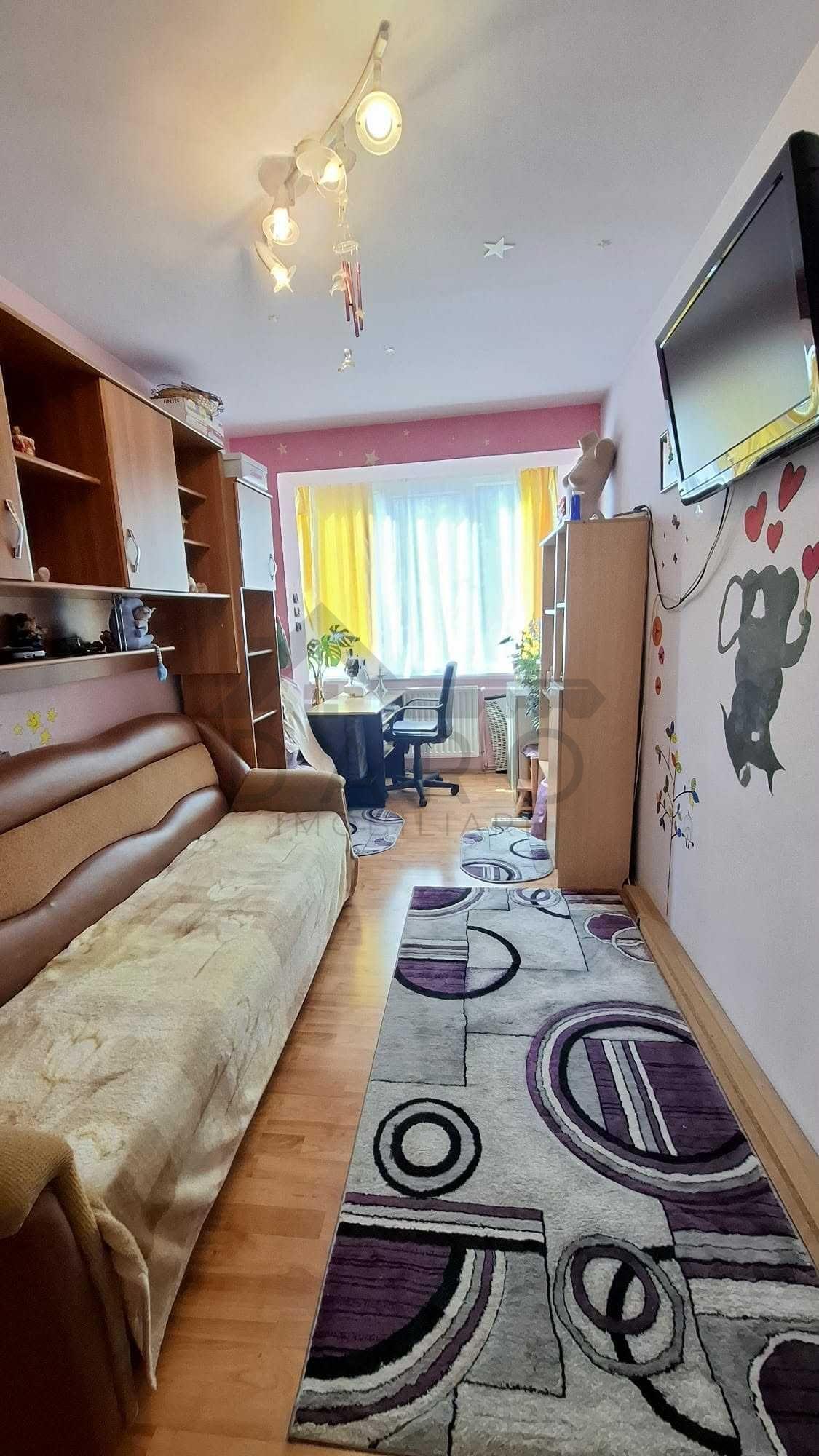 De vanzare Apartament cu 3 camere - 6