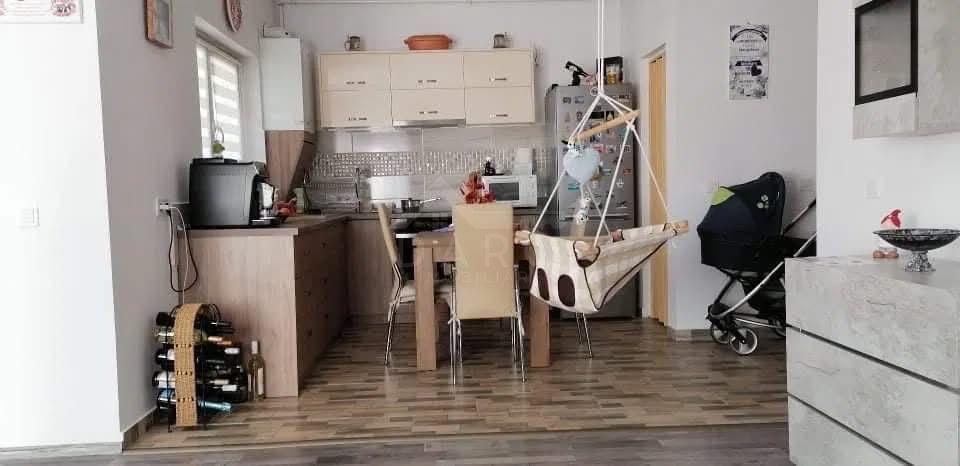 Închiriez apartament 2 camere + loc de parcare - 1