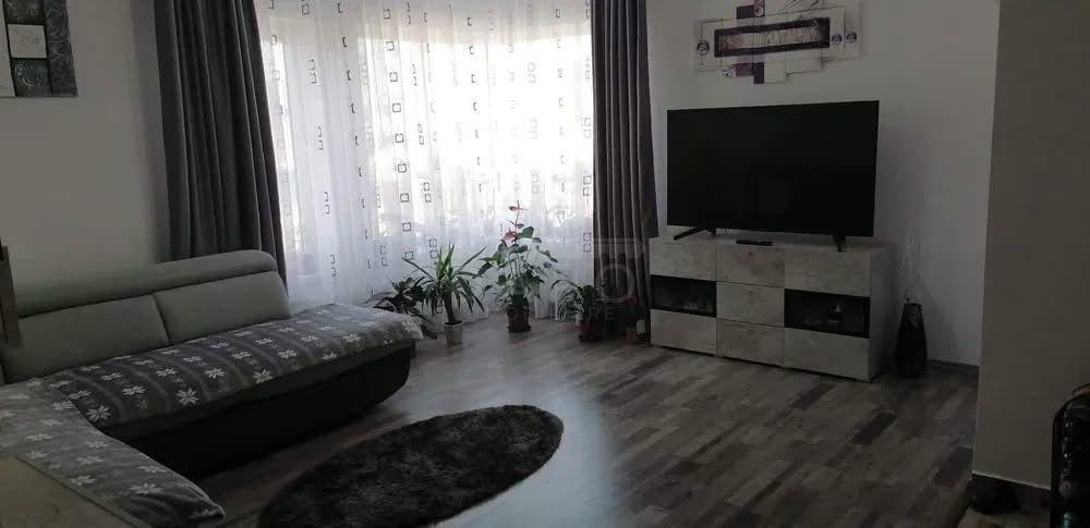 Închiriez apartament 2 camere + loc de parcare - 6