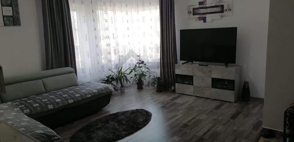 Închiriez apartament 2 camere + loc de parcare - 6
