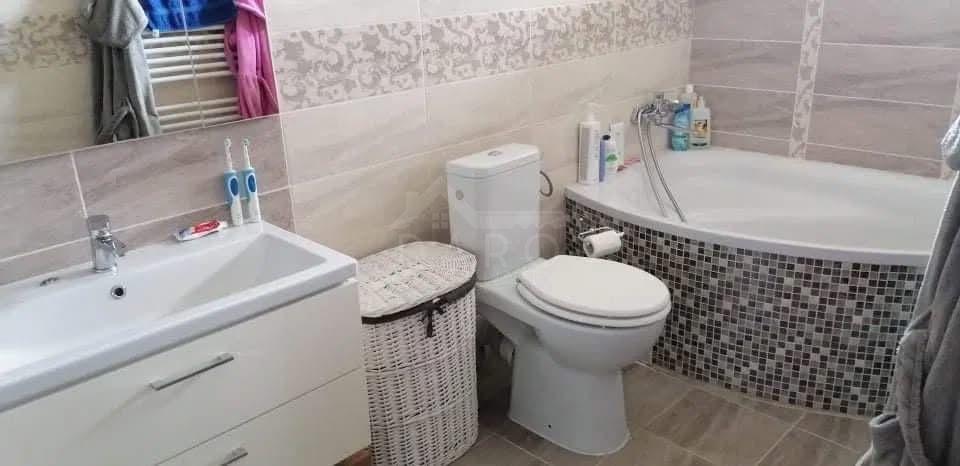 Închiriez apartament 2 camere + loc de parcare - 2
