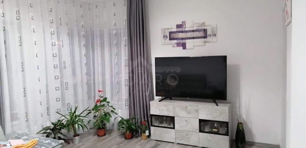 Închiriez apartament 2 camere + loc de parcare - 5