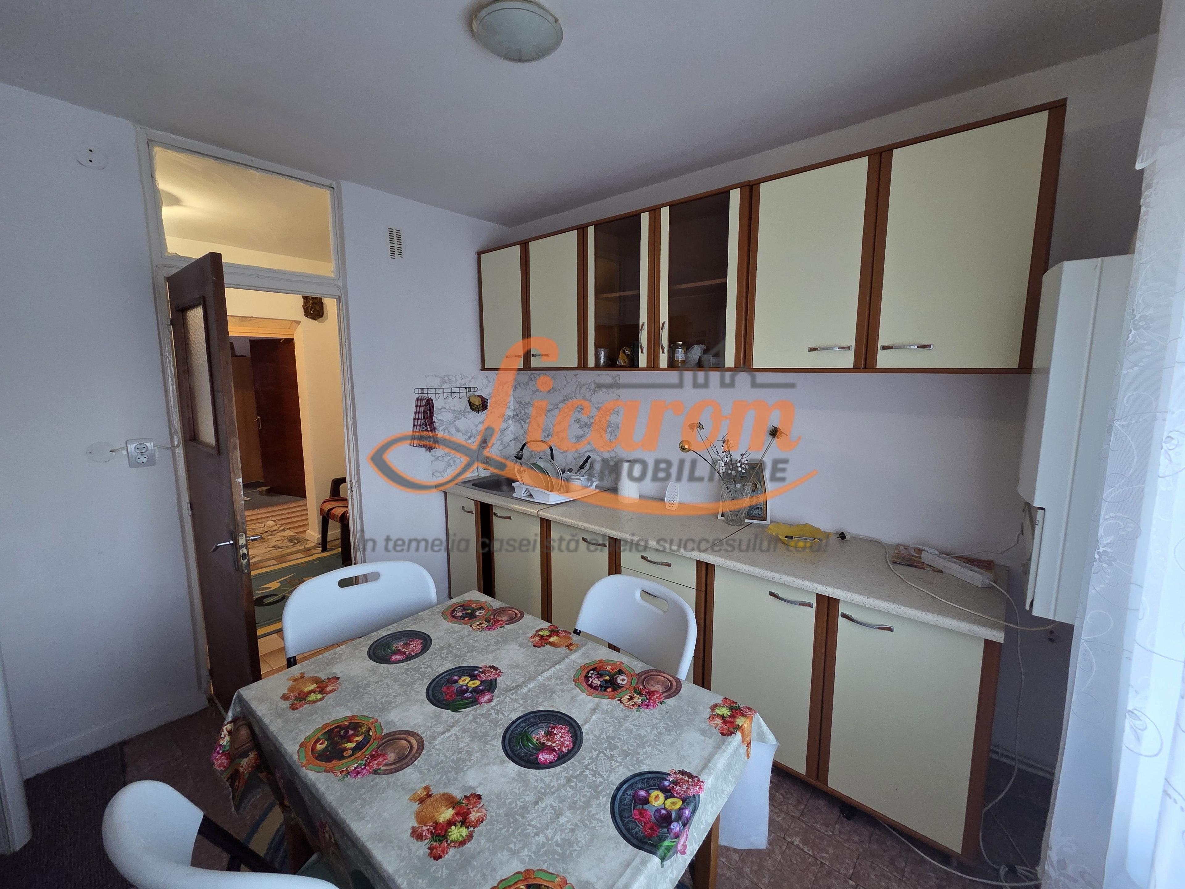 Apartament 3 camere decomandat, Carpatilor zona Spitalul Judetean, - 2