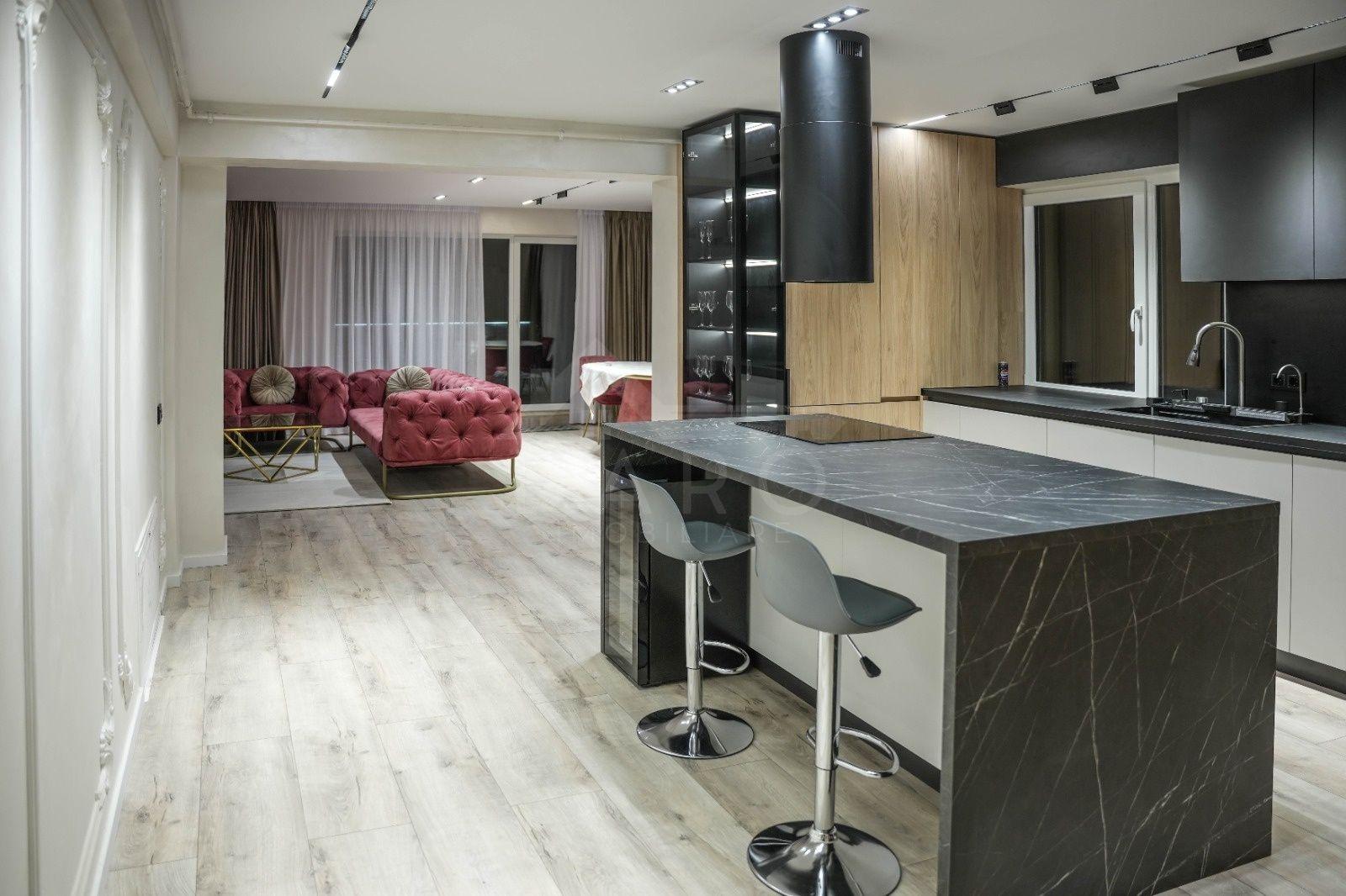 Penthouse de închiriat . - 2